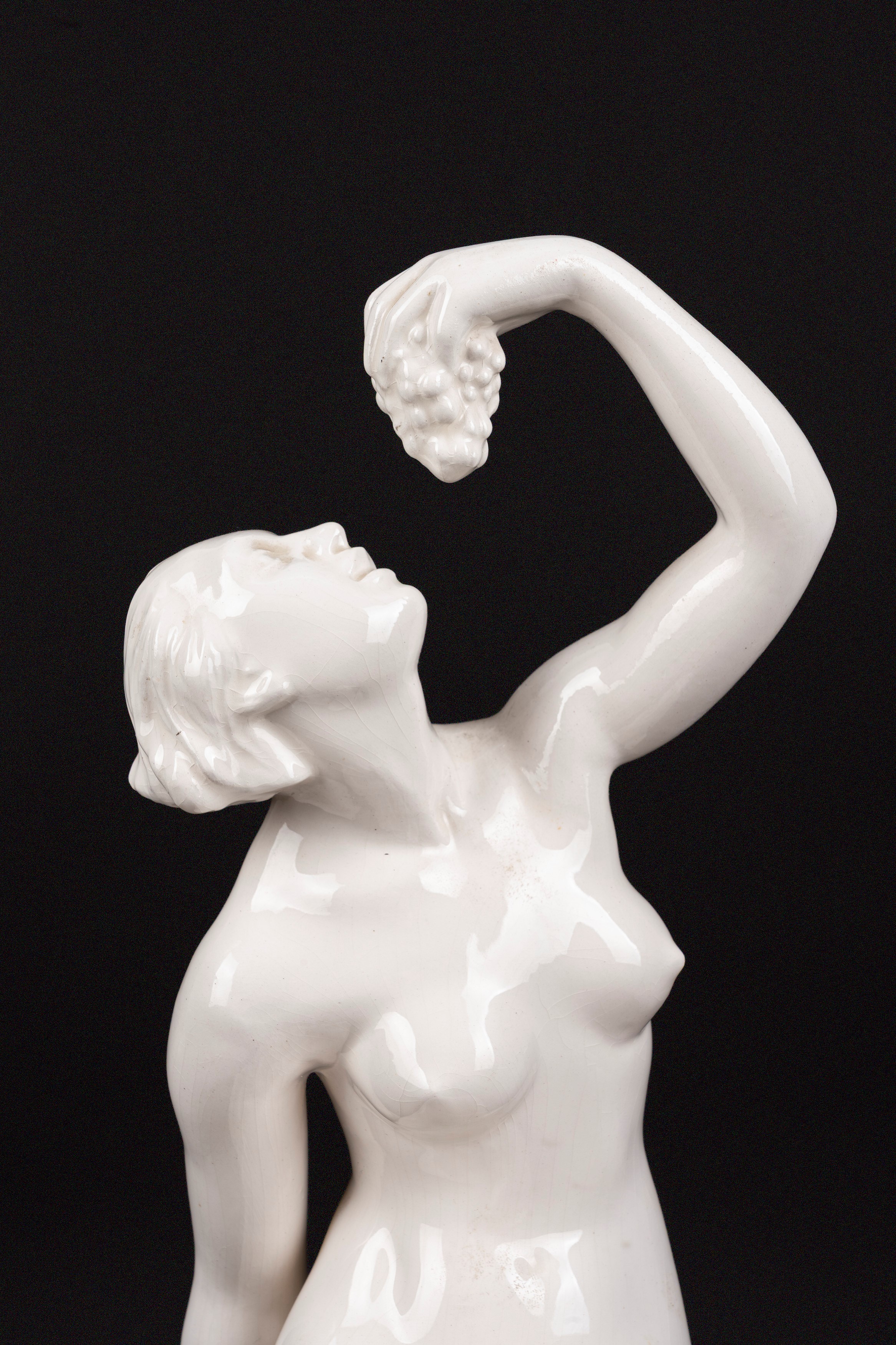 J. Sommer, Scultura in porcellana bianca raffigurante nudo di donna con grappolo d’uva