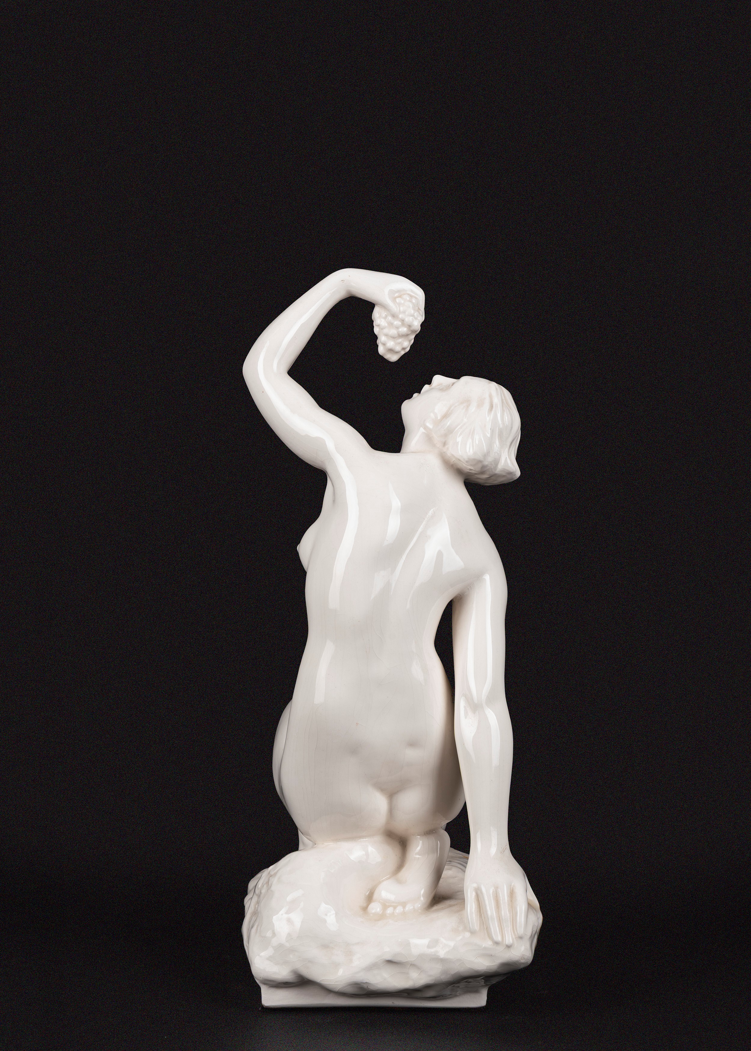 J. Sommer, Scultura in porcellana bianca raffigurante nudo di donna con grappolo d’uva