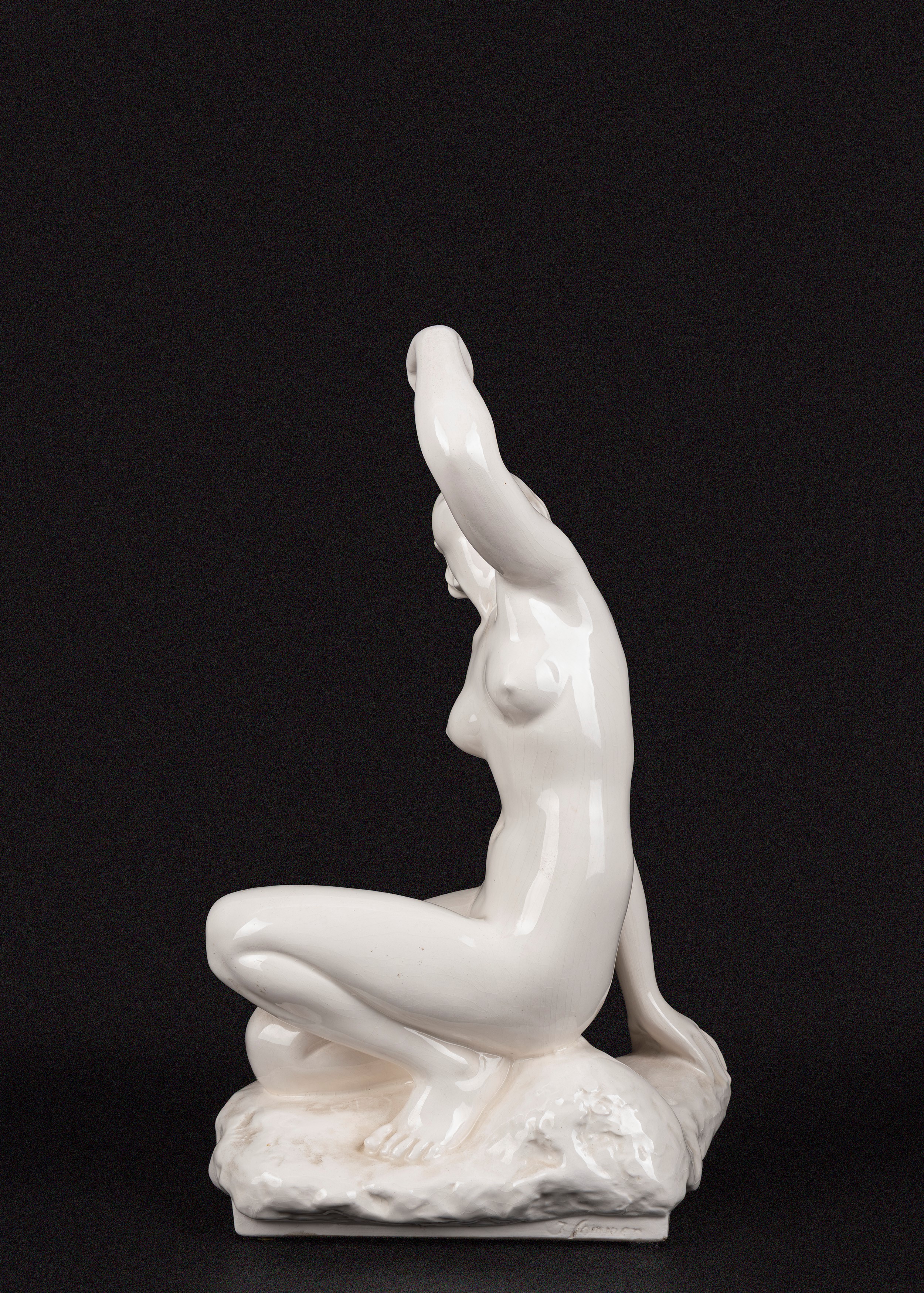 J. Sommer, Scultura in porcellana bianca raffigurante nudo di donna con grappolo d’uva