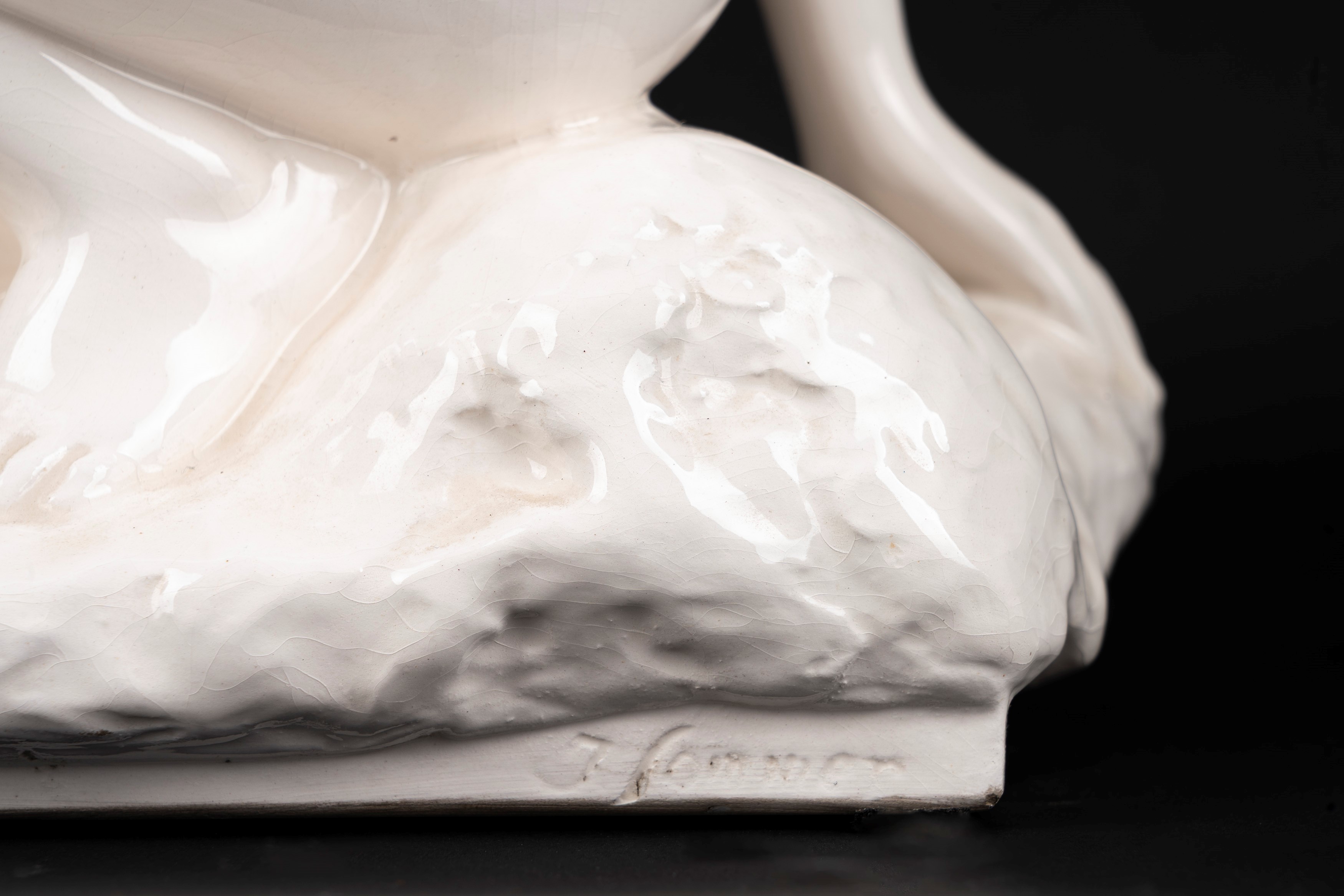 J. Sommer, Scultura in porcellana bianca raffigurante nudo di donna con grappolo d’uva