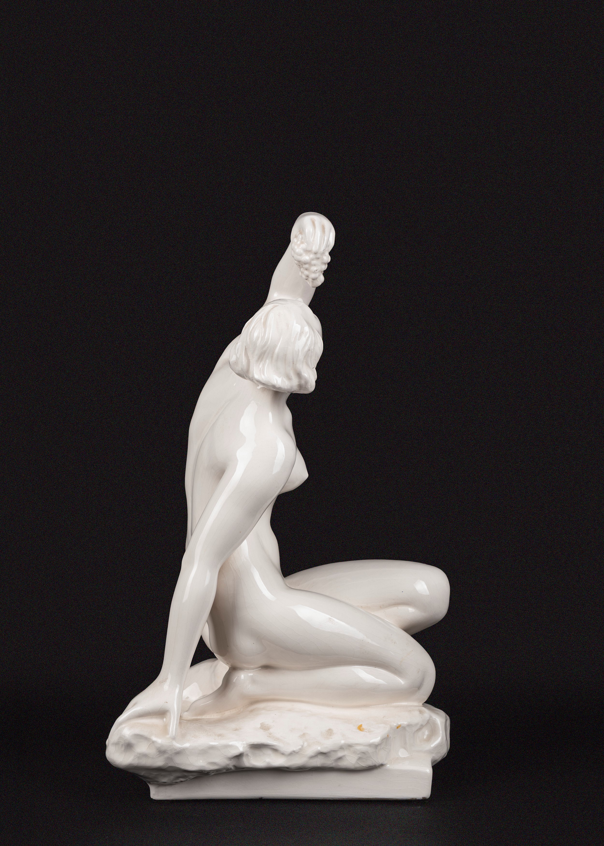 J. Sommer, Scultura in porcellana bianca raffigurante nudo di donna con grappolo d’uva