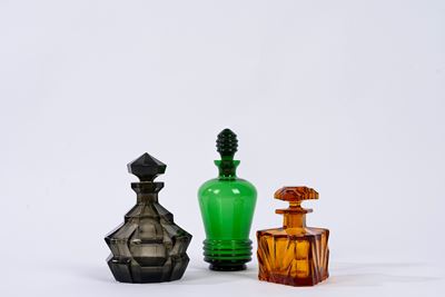 Set di tre bottiglie in vetro art déco, varie colorazioni
