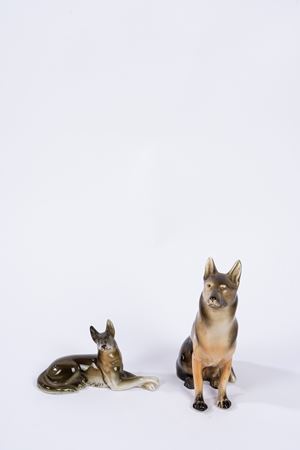 Lotto composto da due sculture in ceramica Royal Dux raffiguranti cani