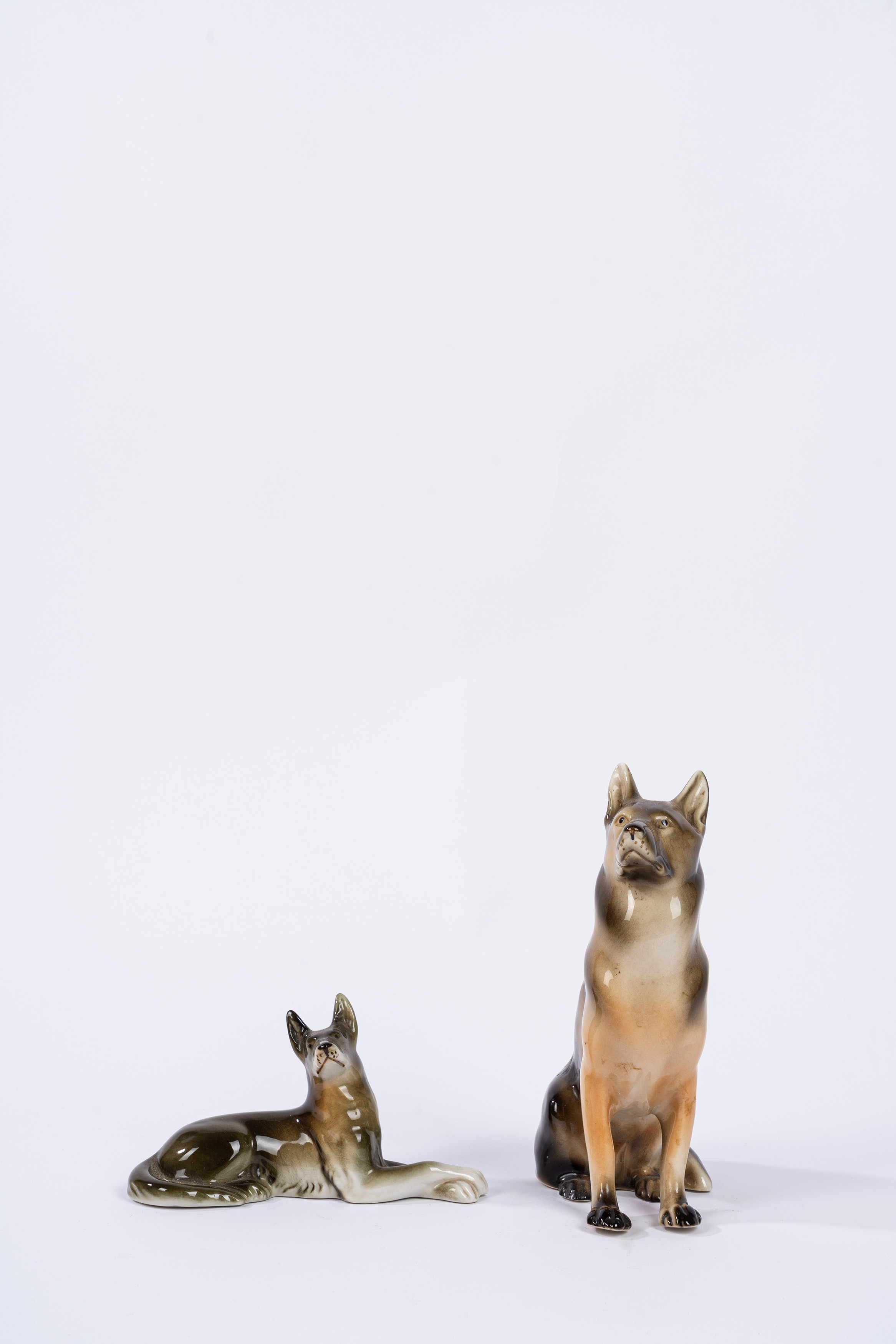 Royal Dux, Coppia di sculture in ceramica raffiguranti cani