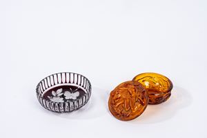 Lotto composto da una scatola con coperchio e una ciotola in vetro, prima met&agrave; del secolo XX