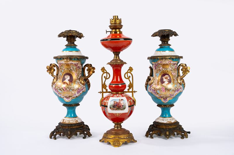 Lotto composto da tre vasi in porcellana policroma con finiture in bronzo, montati al lume, fine ...