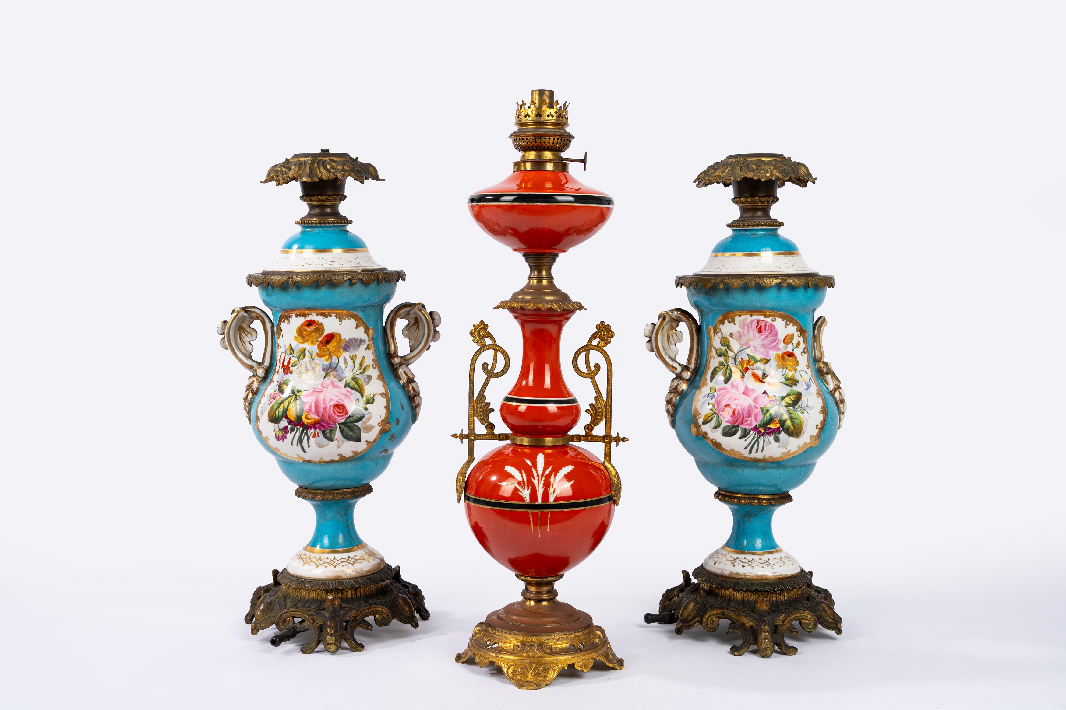 Lotto composto da tre vasi in porcellana policroma con finiture in bronzo, montati al lume, fine ...