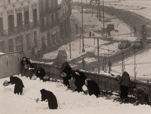 Desde el terrado. Monjas quitando nieve