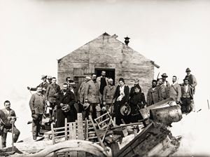 La Regina Margherita con il seguito alla capanna, presenti i responsabili alla costruzione