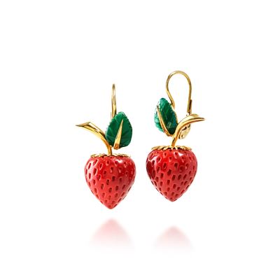 Orecchini in oro giallo 18k con corallo a forma di fragola
