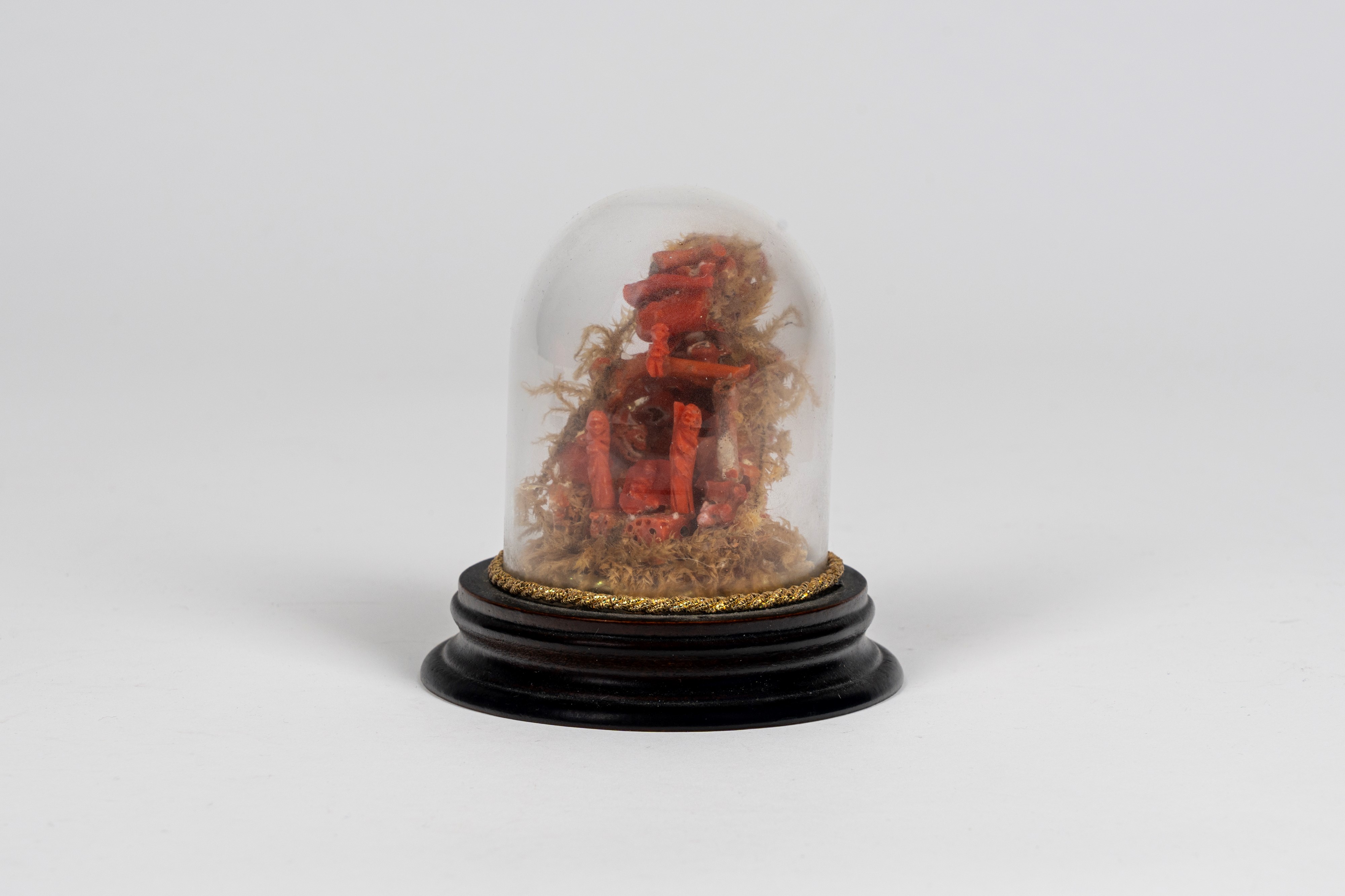 Gruppo scultoreo in corallo raffigurante presepe in miniatura. Italia meridionale, secolo XIX