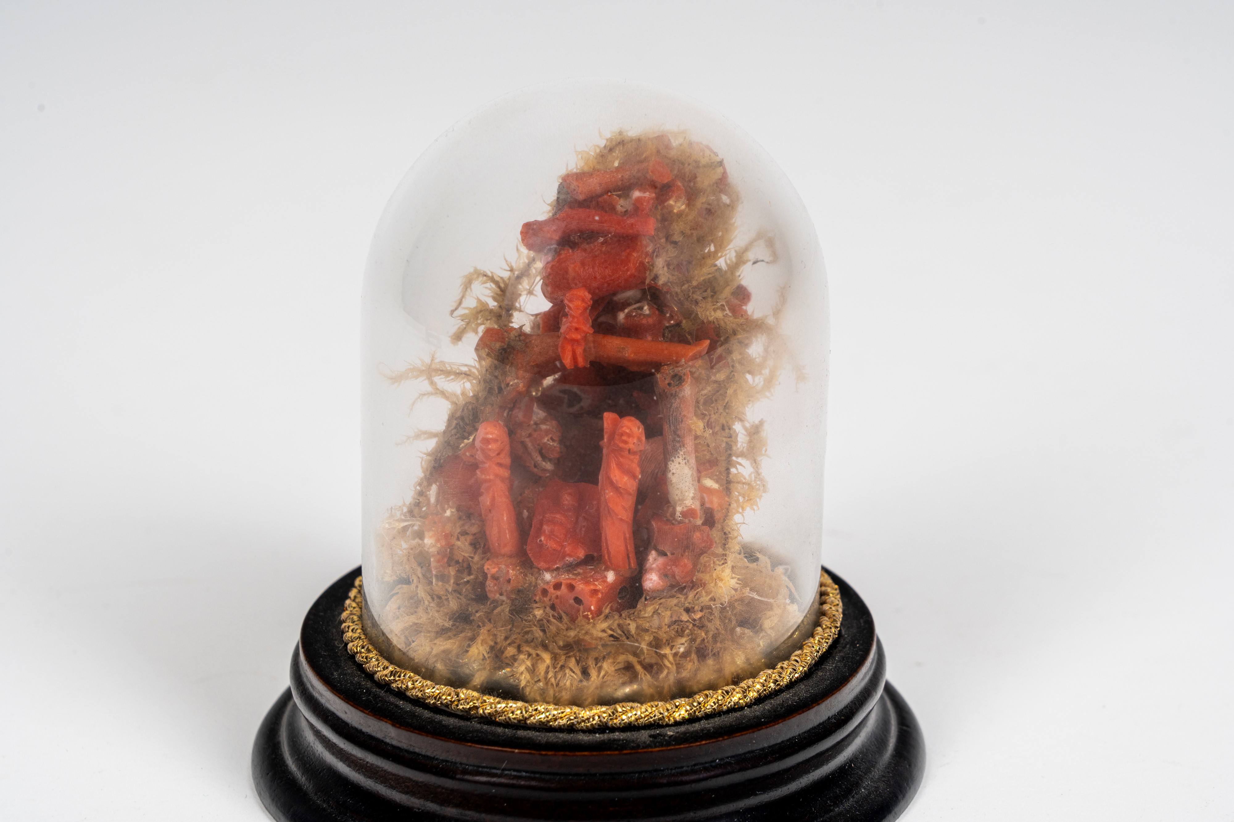 Gruppo scultoreo in corallo raffigurante presepe in miniatura. Italia meridionale, secolo XIX