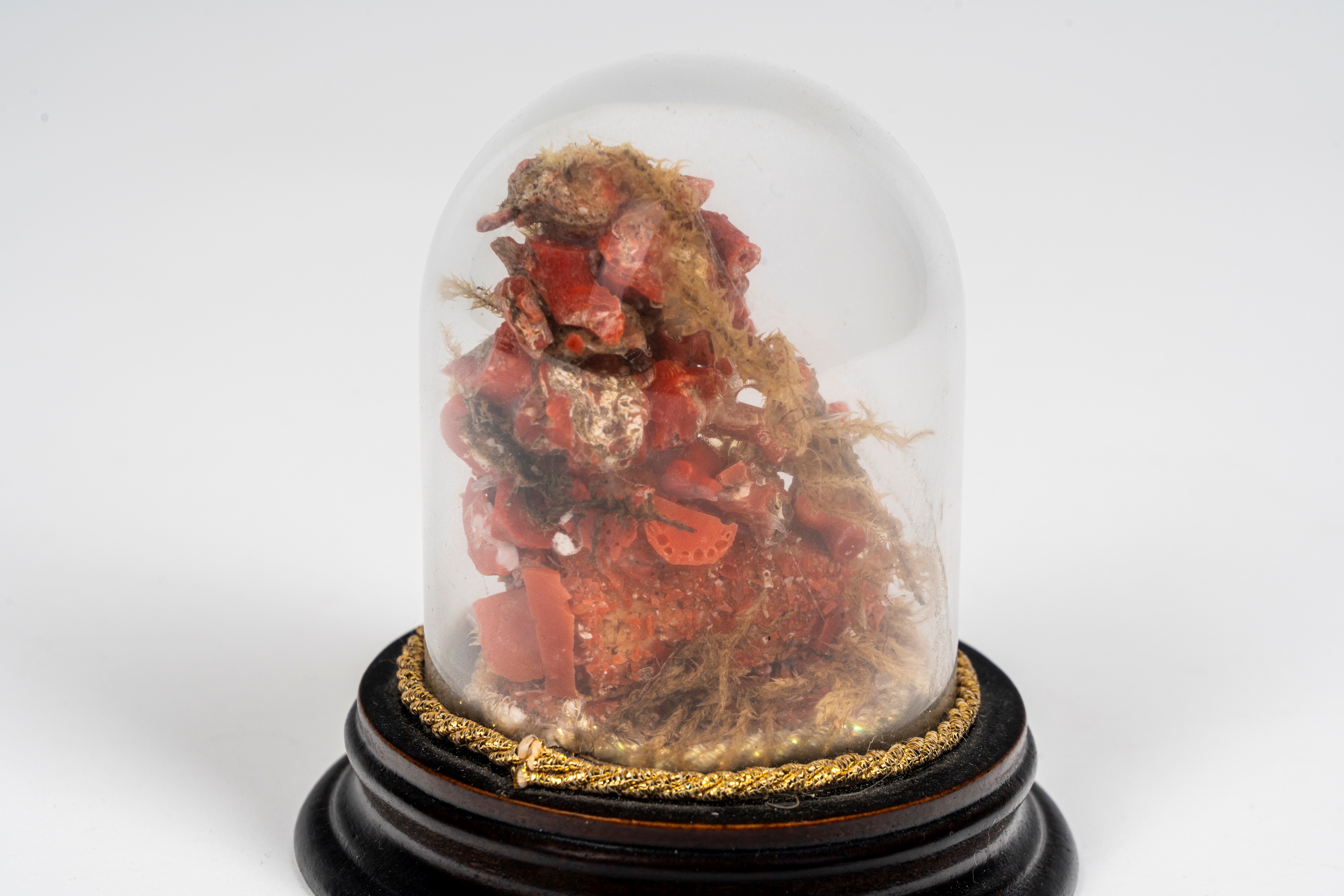 Gruppo scultoreo in corallo raffigurante presepe in miniatura. Italia meridionale, secolo XIX