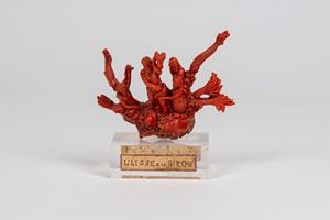 Scultura in corallo rosso riccamente intagliato raffigurante Ulisse e due sirene in un fondale marino con pesci. Bottega napoletana o siciliana, secolo XVIII/XIX.