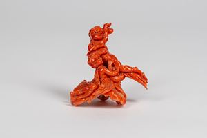 Scultura in corallo scolpito a tutto tondo raffigurante due putti alati su nuvola uno con colomba, l&rsquo;altro librato in aria con un libro, avvolti da un drappo mosso. Bottega napoletana, secolo XIX