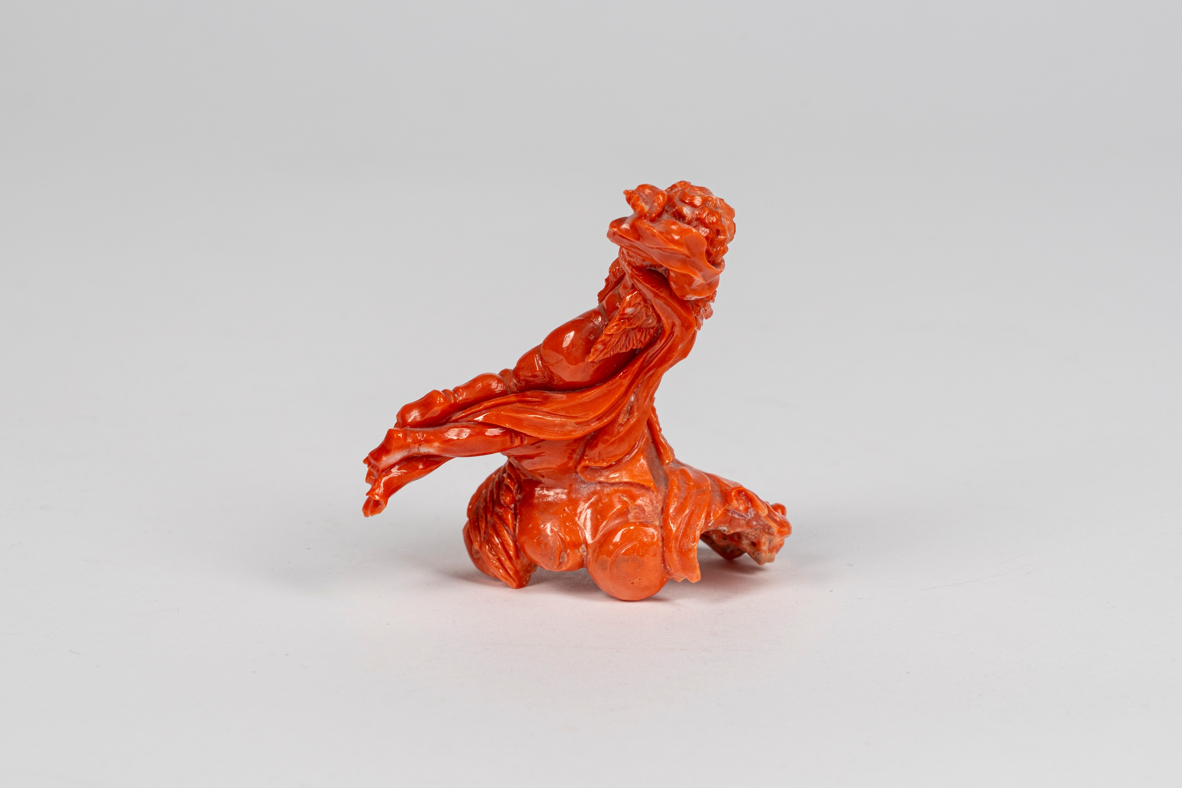 Scultura in corallo scolpito a tutto tondo raffigurante due putti alati su nuvola uno con colomba...