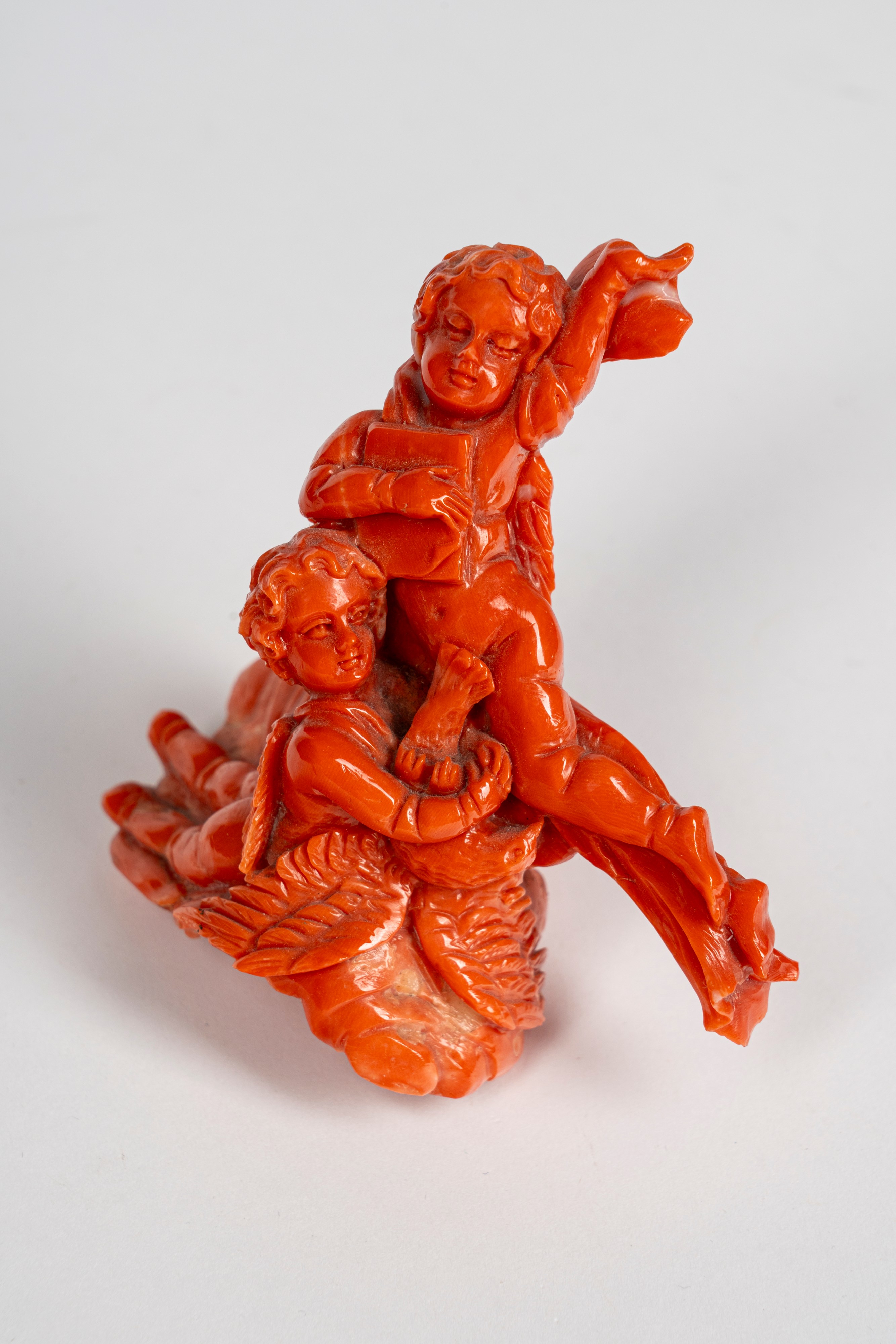 Scultura in corallo scolpito a tutto tondo raffigurante due putti alati su nuvola uno con colomba...