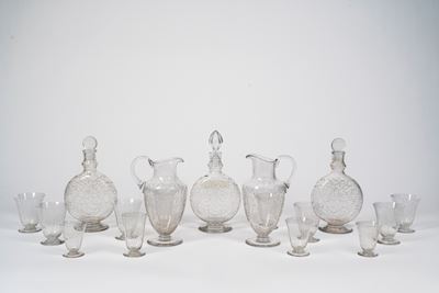 Servizio in cristallo, composto da caraffe, bottiglie e calici decorati a motivi a girali con fog...
