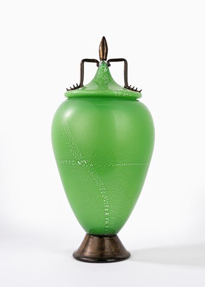 Vaso in vetro verde di Murano con coperchio, altezza cm 45, con base e presa in vetro bruno e lav...