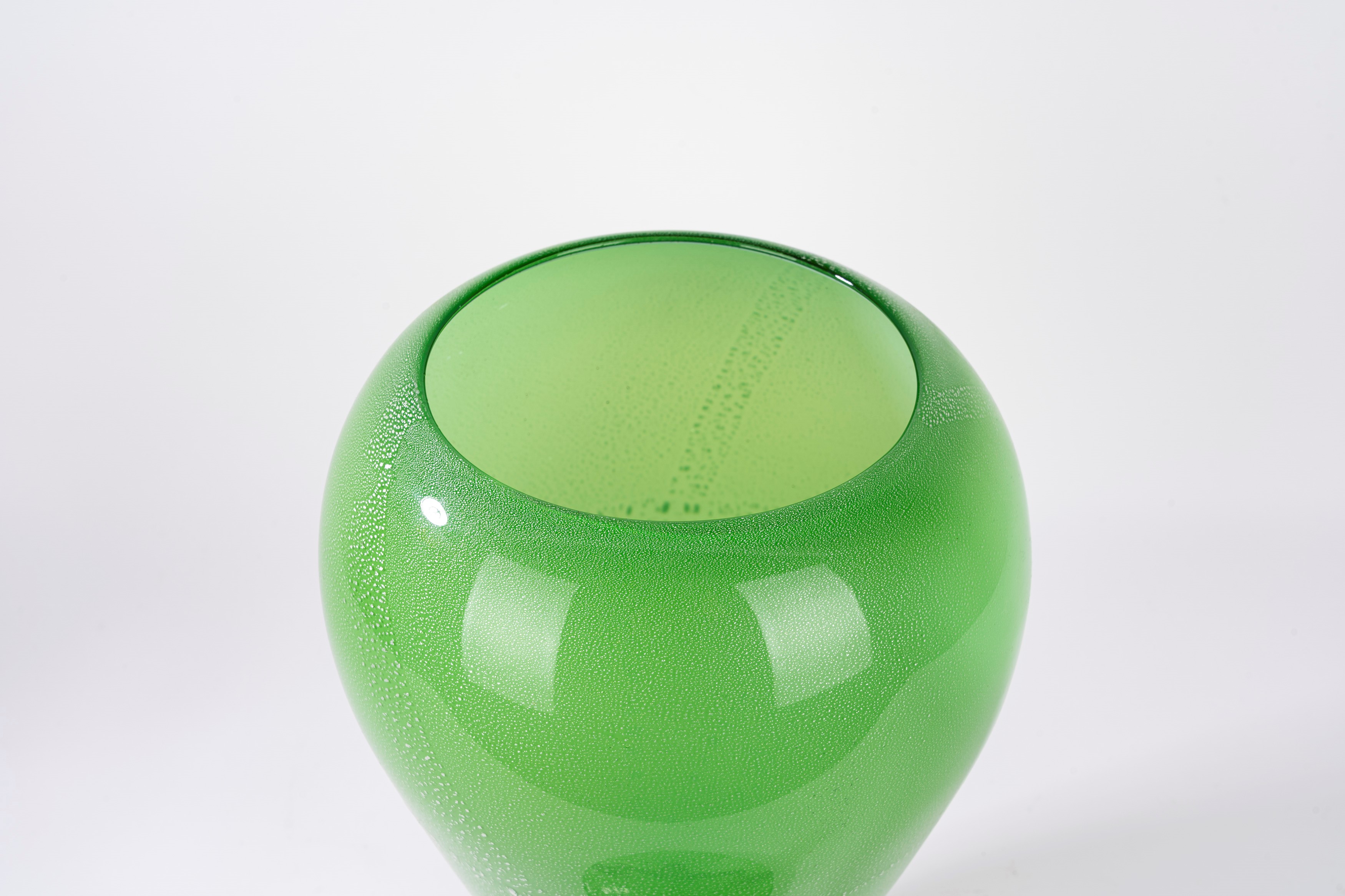 Vaso in vetro verde di Murano con coperchio, altezza cm 45, con base e presa in vetro bruno e lav...
