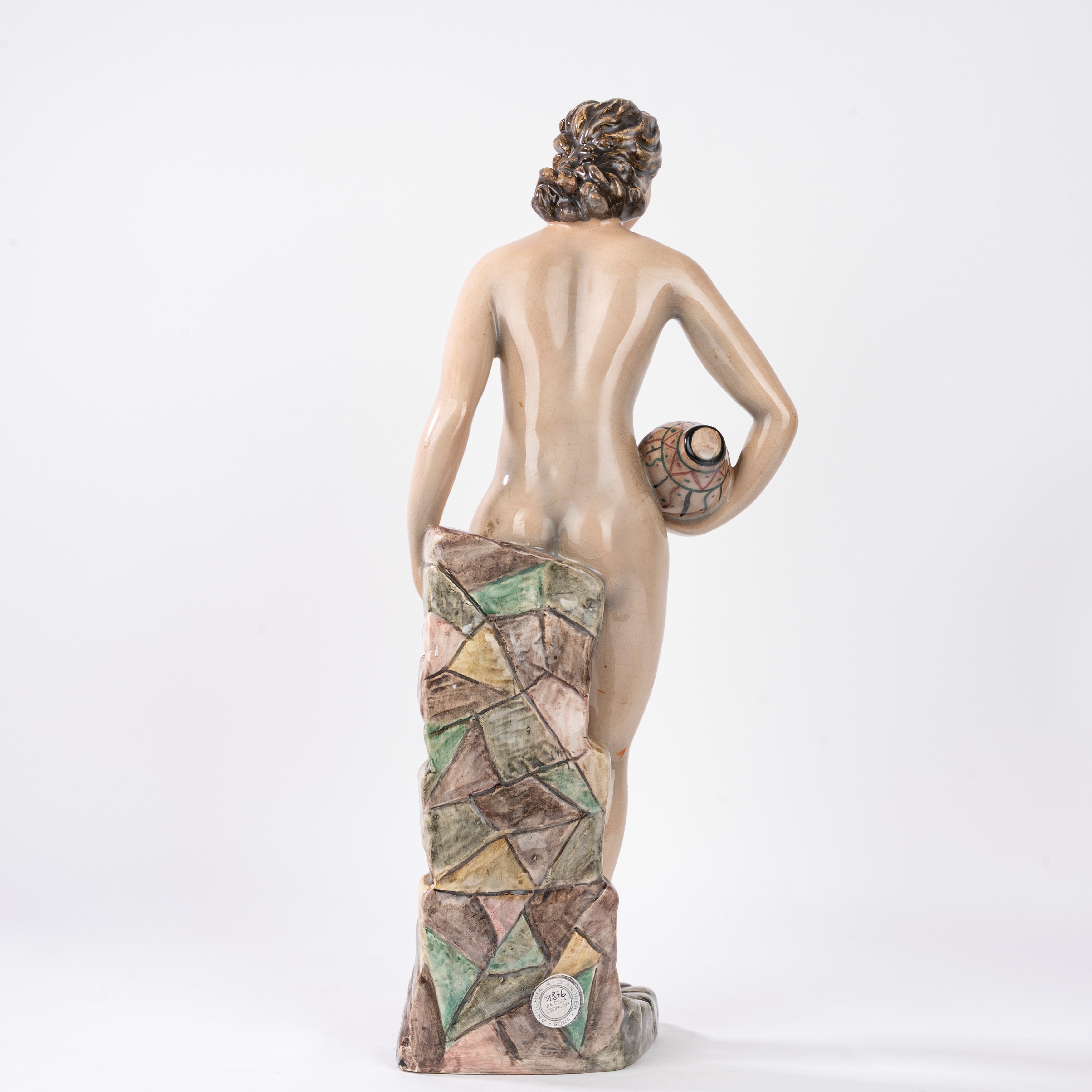 Donna con anfora, scultura in ceramica policroma