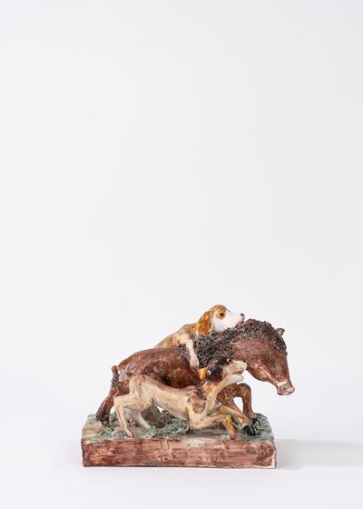 Caccia al cinghiale, scultura in maiolica policroma