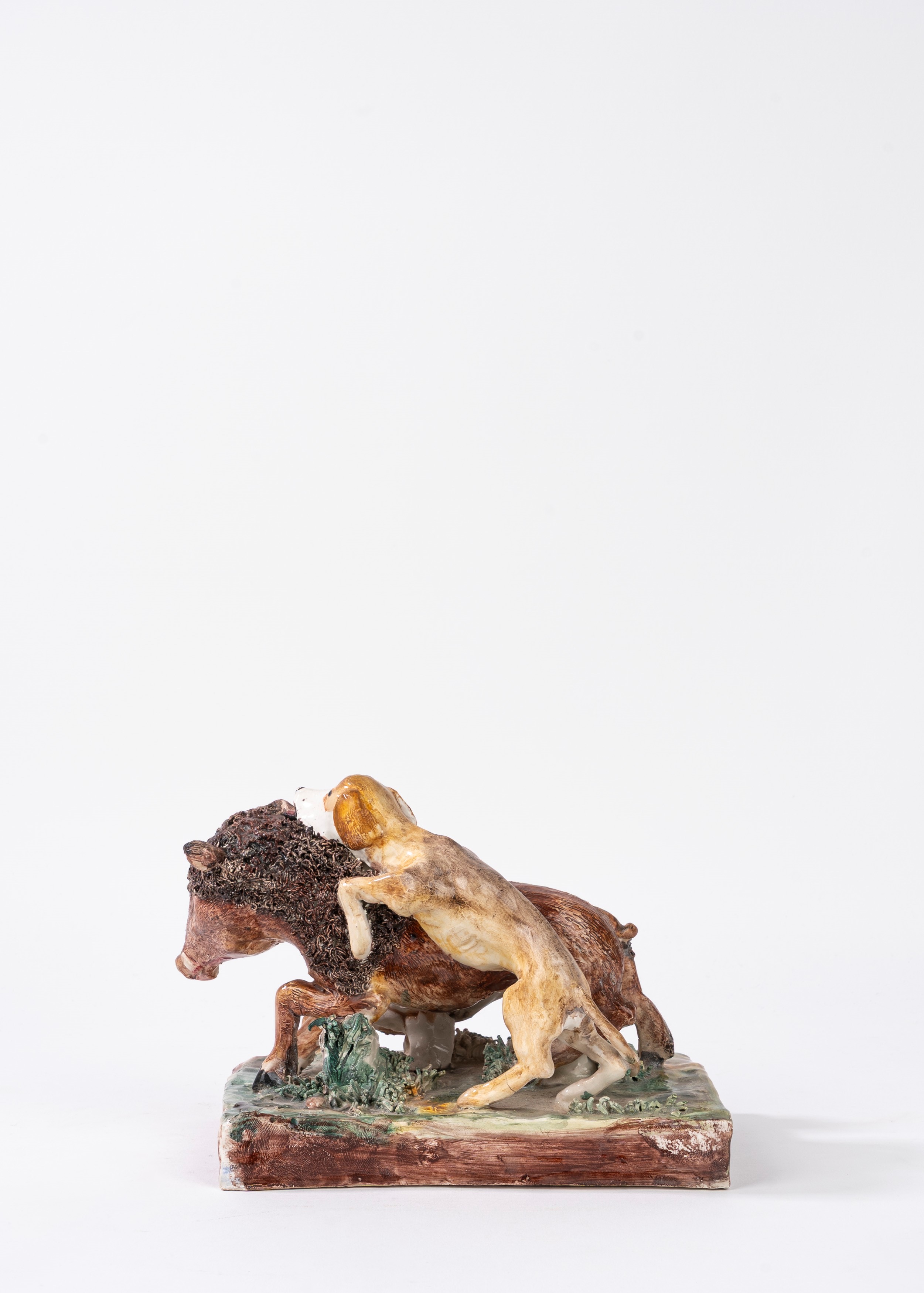 Caccia al cinghiale, scultura in maiolica policroma