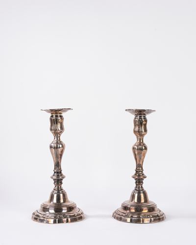 Coppia di candelieri in bronzo argentato, secolo XVIII