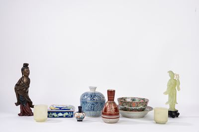 Collezione di dieci oggetti orientali in vari materiali e periodi
