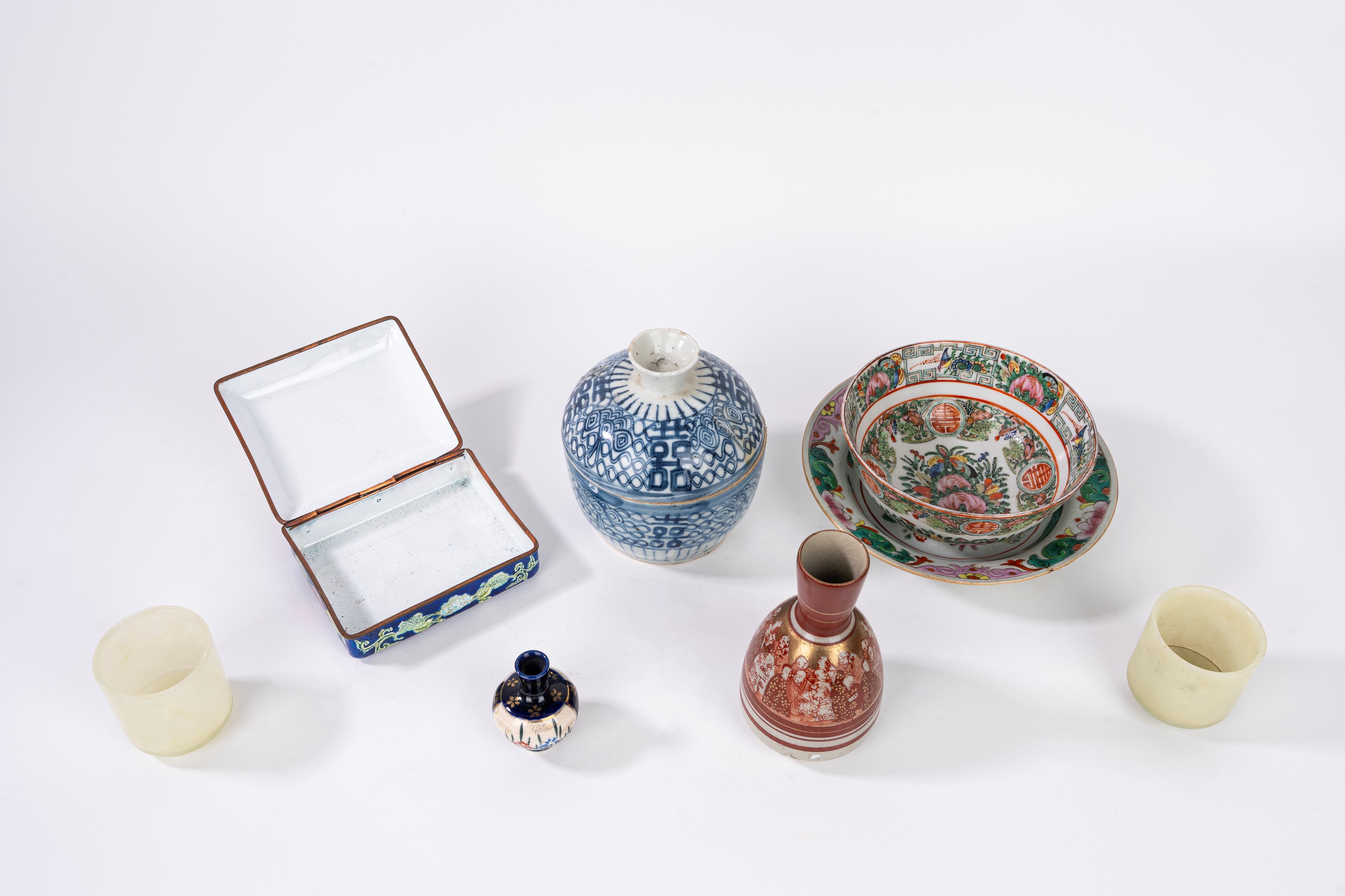 Collezione di dieci oggetti orientali in vari materiali e periodi