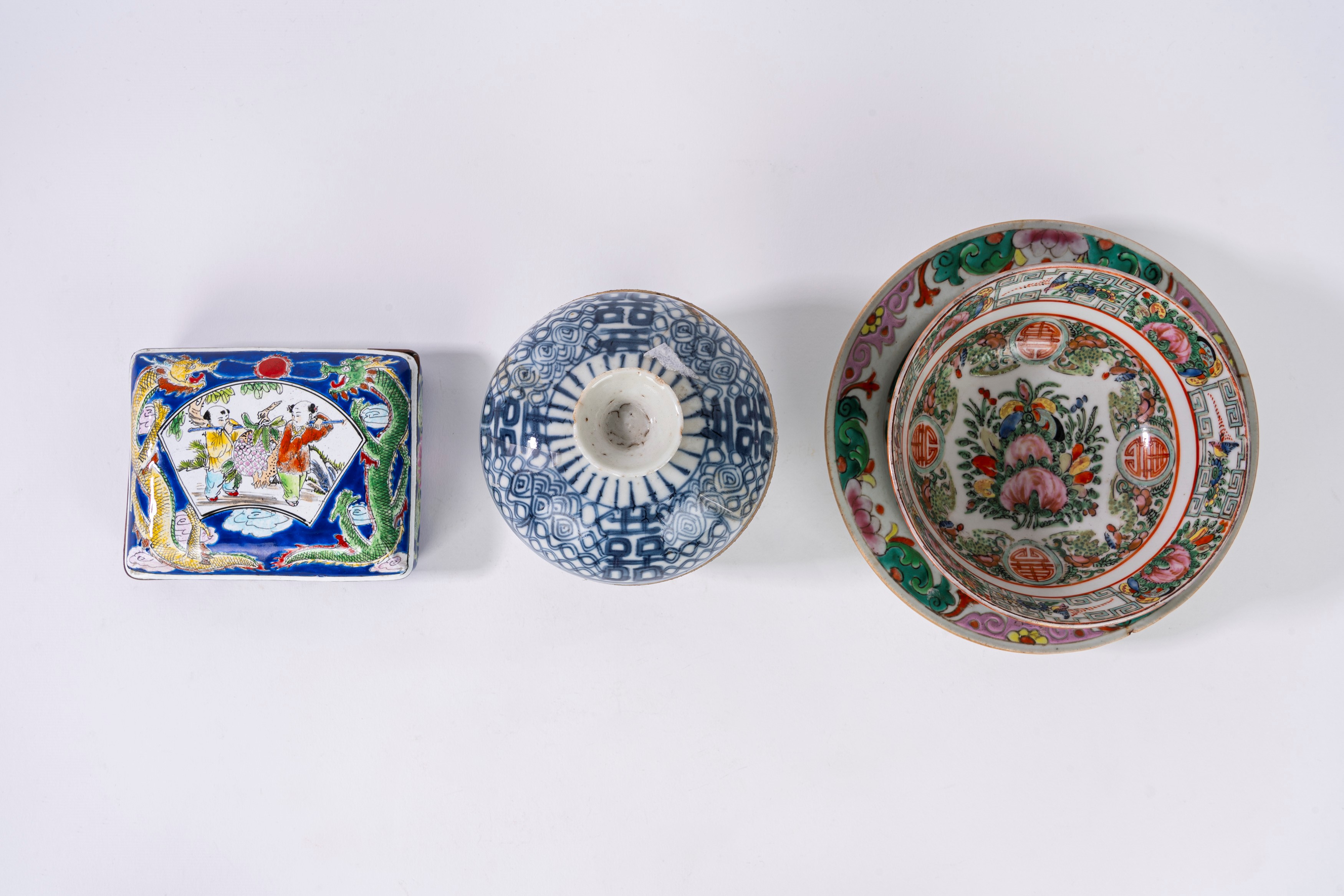 Collezione di dieci oggetti orientali in vari materiali e periodi