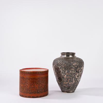 Scatola cilindrica in lacca, India e vaso in metallo argentato, Persia