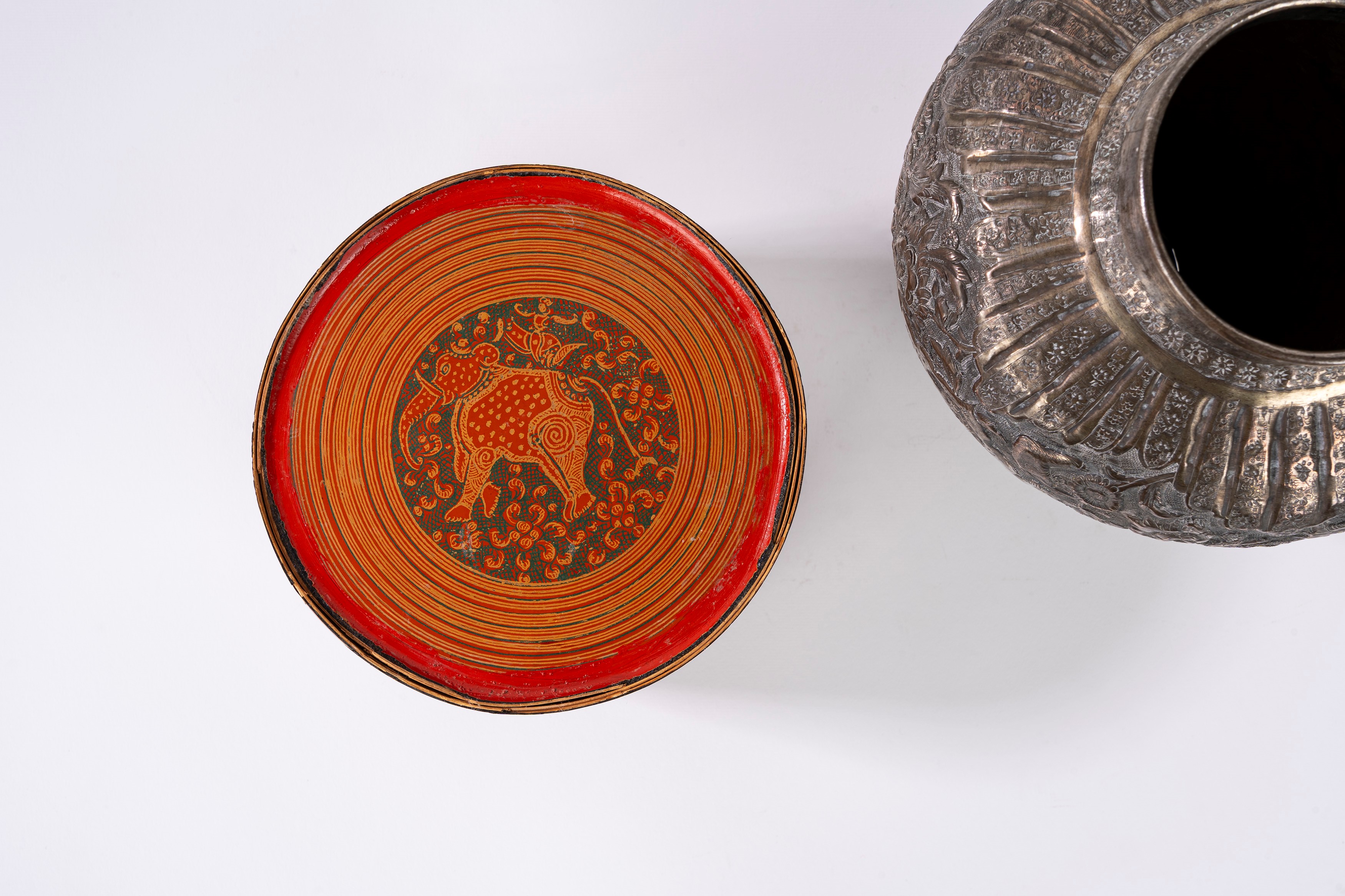 Scatola cilindrica in lacca, India e vaso in metallo argentato, Persia