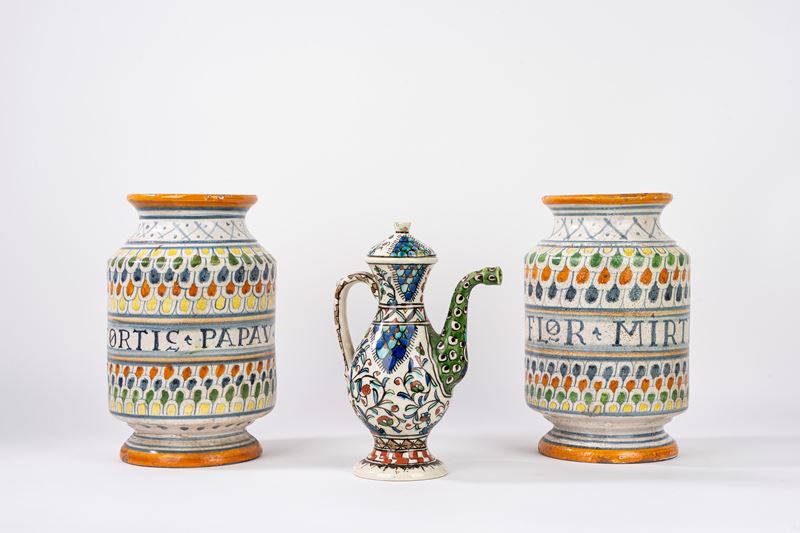 Due albarelli e un'oliera in maiolica policroma