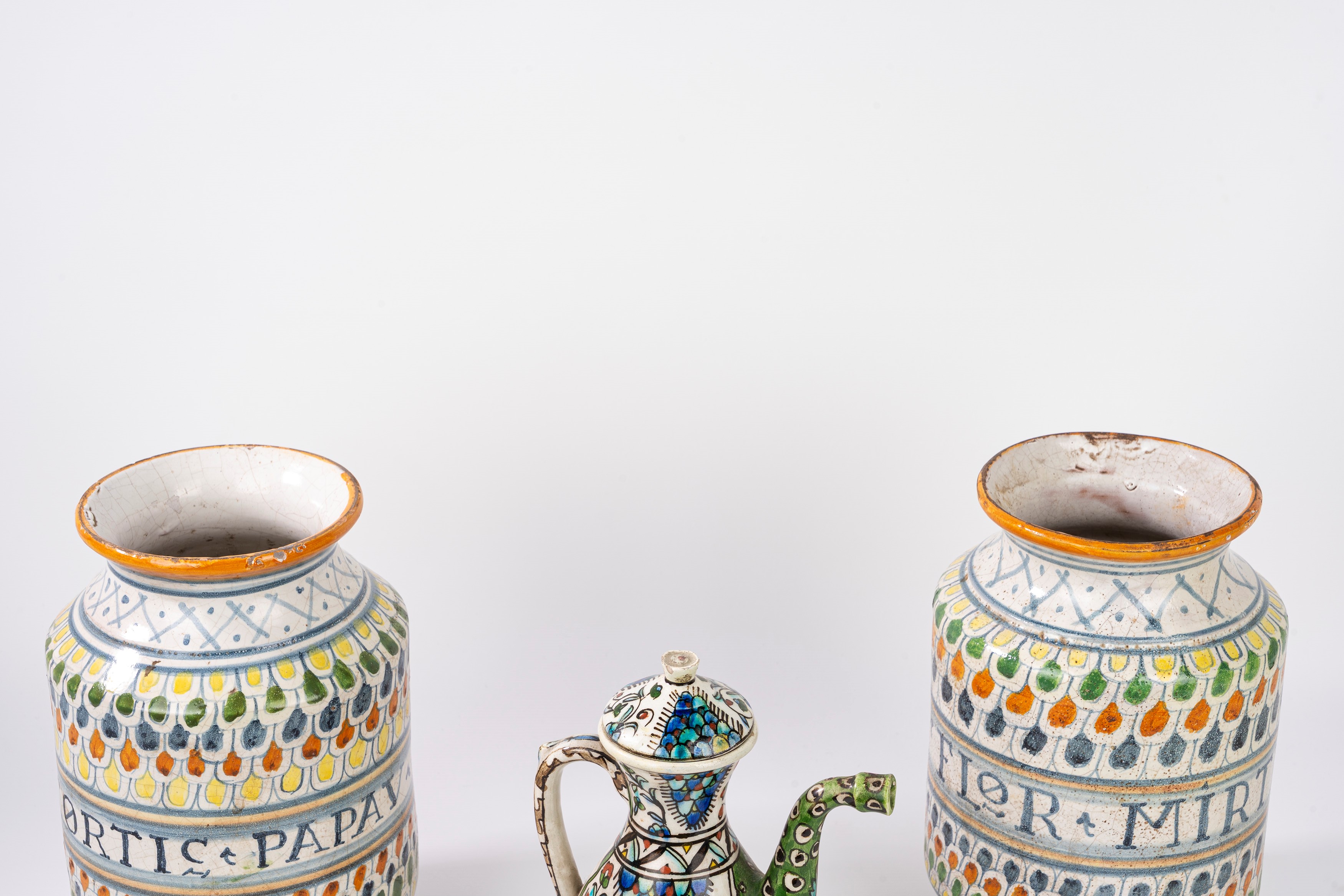 Due albarelli e un'oliera in maiolica policroma