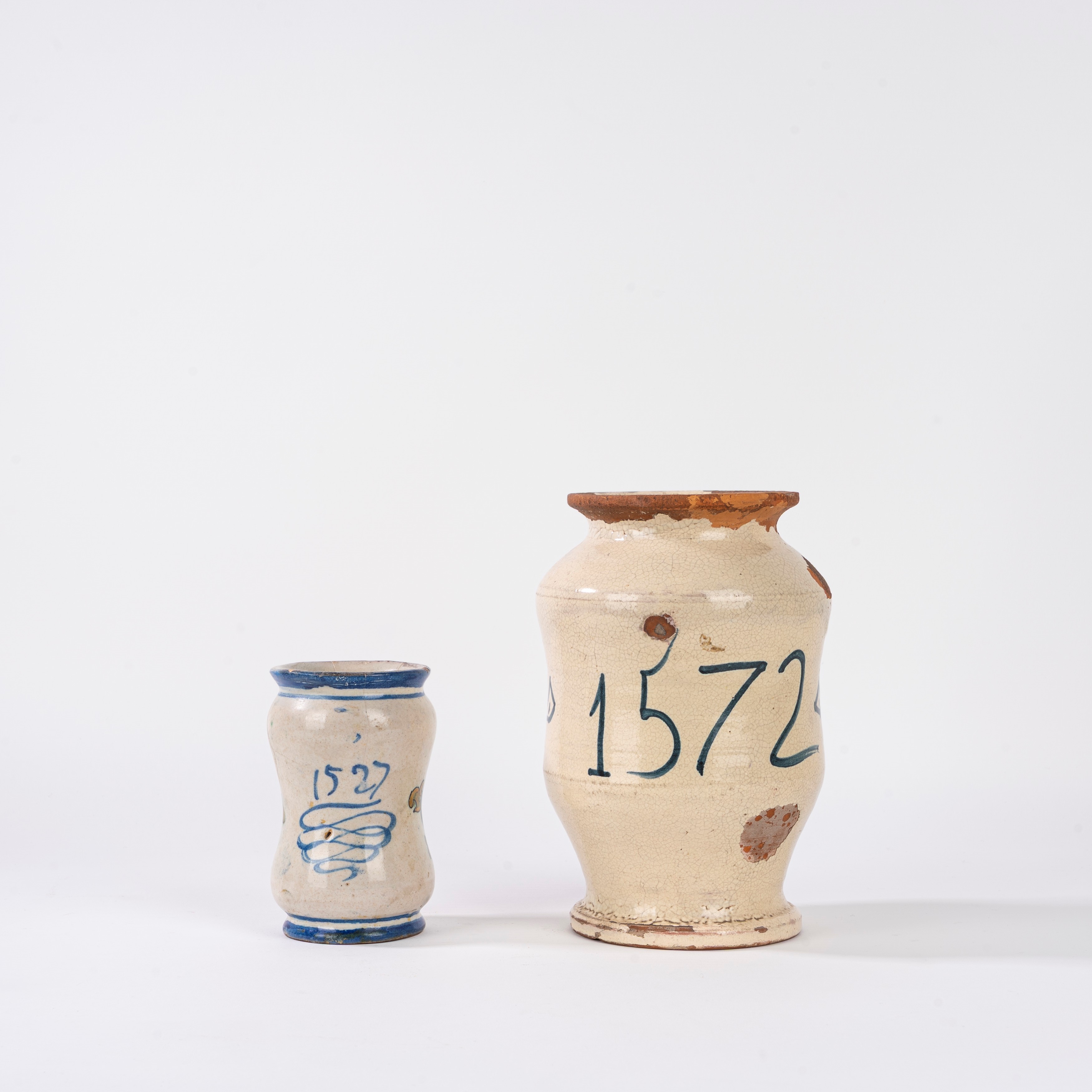 Due albarelli in maiolica policroma