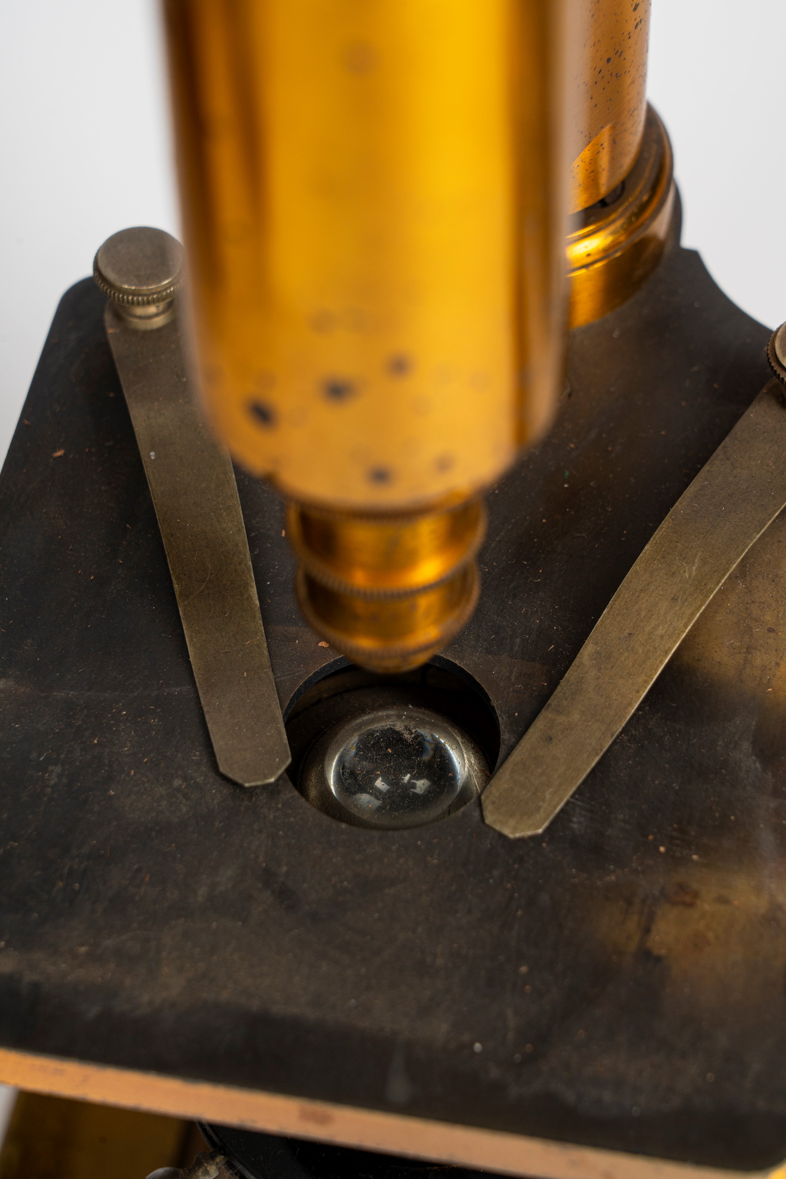 Microscopio in cassetta. F. Koristka, Milano. XX secolo