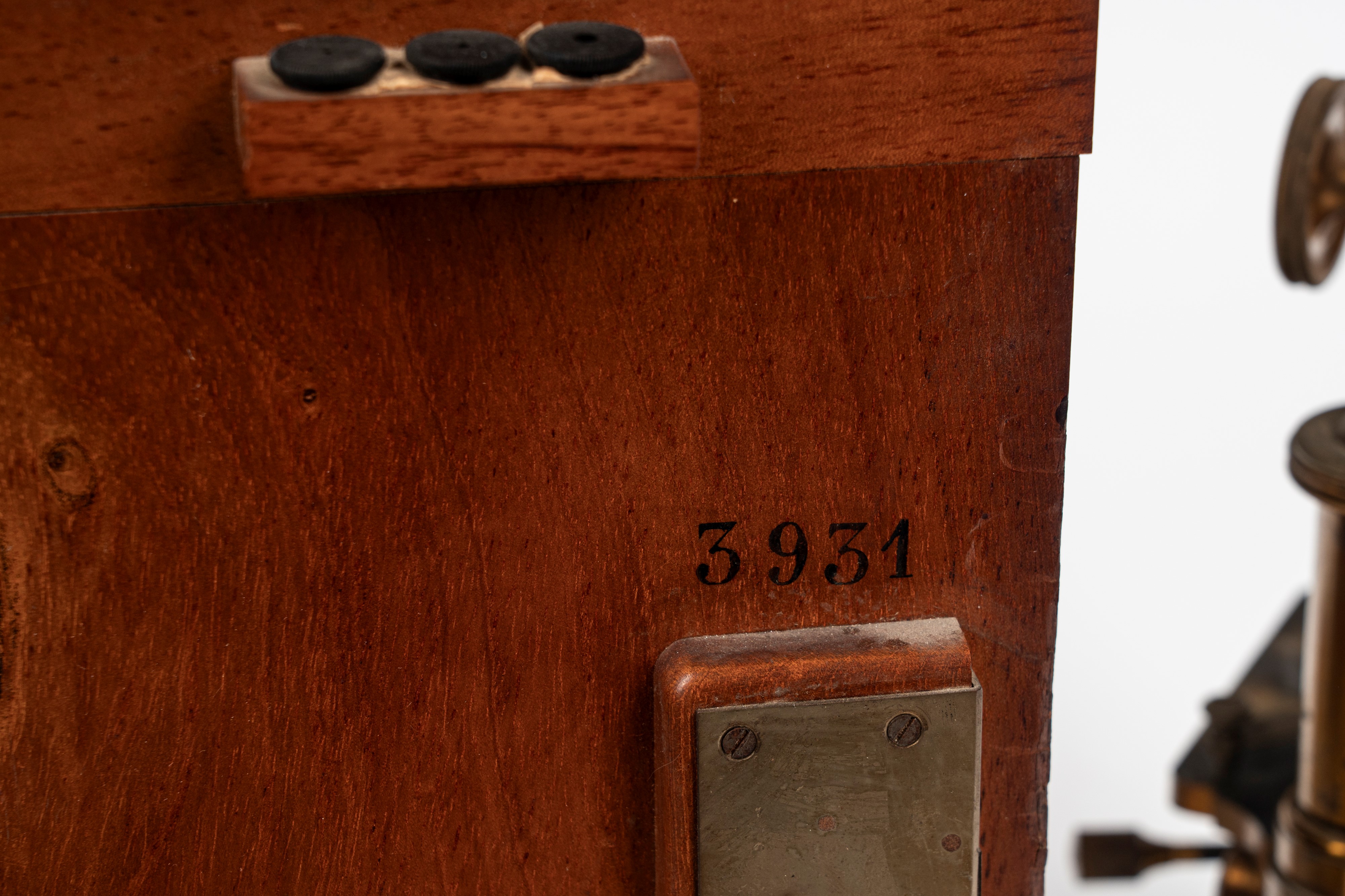 Microscopio in cassetta. F. Koristka, Milano. XX secolo