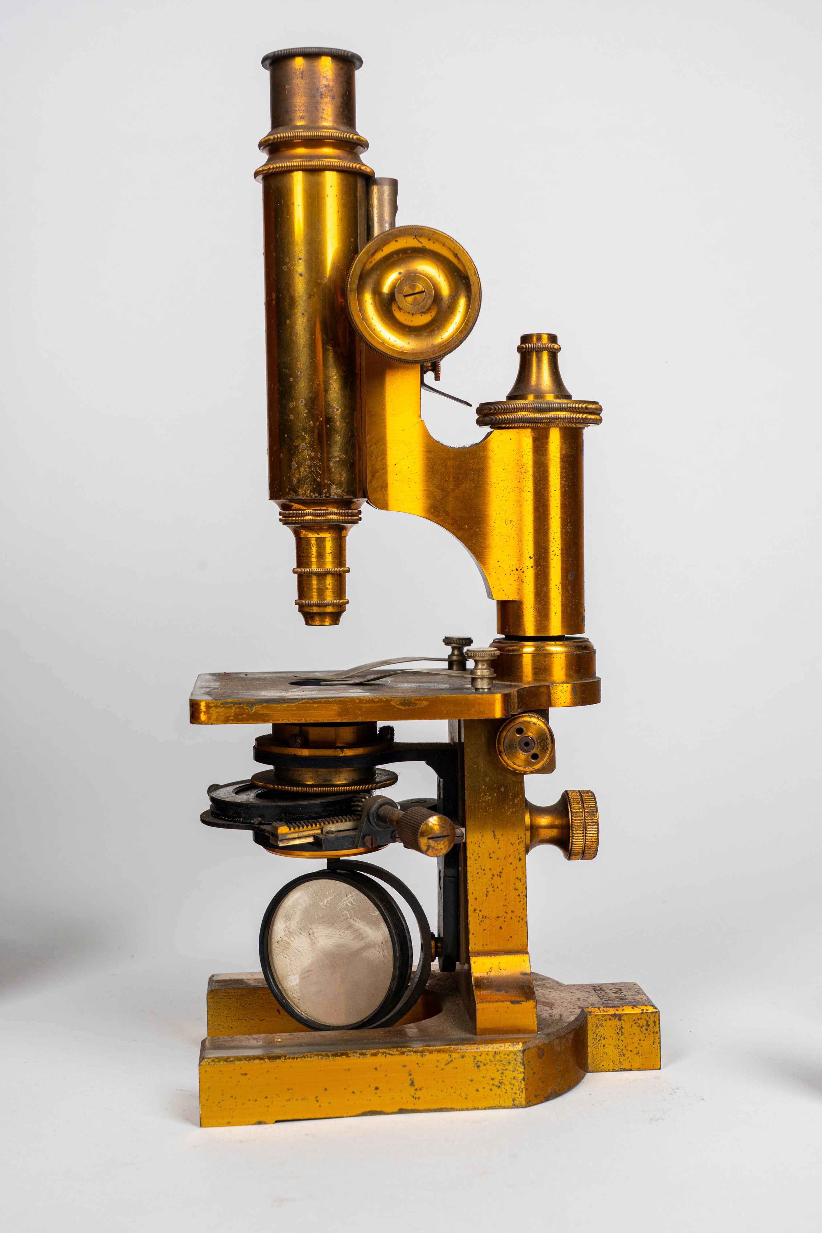 Microscopio in cassetta. F. Koristka, Milano. XX secolo