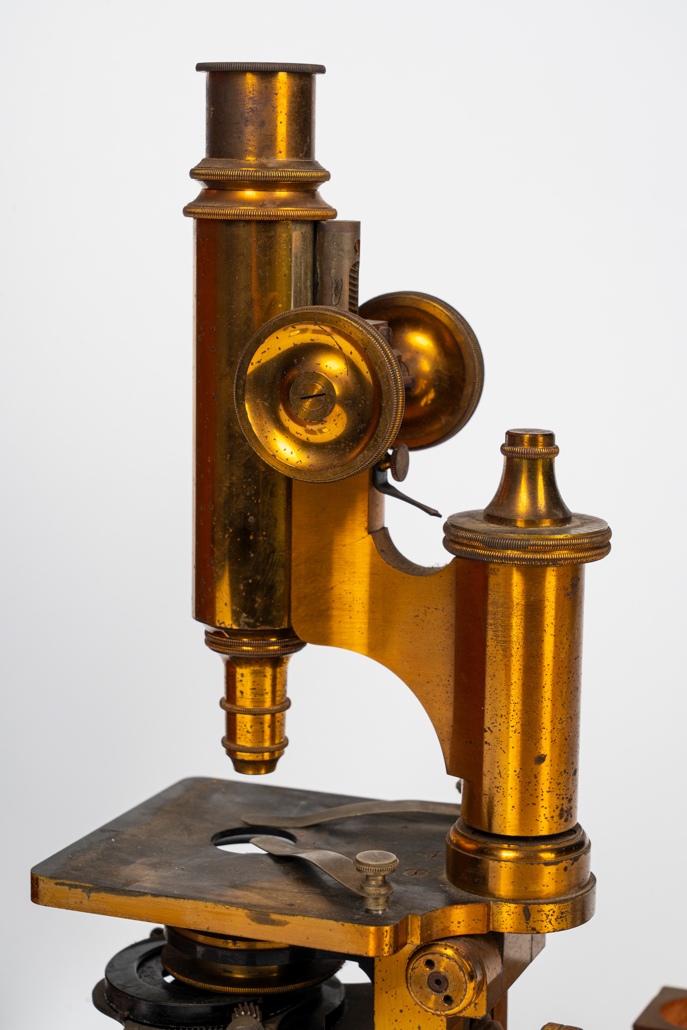 Microscopio in cassetta. F. Koristka, Milano. XX secolo