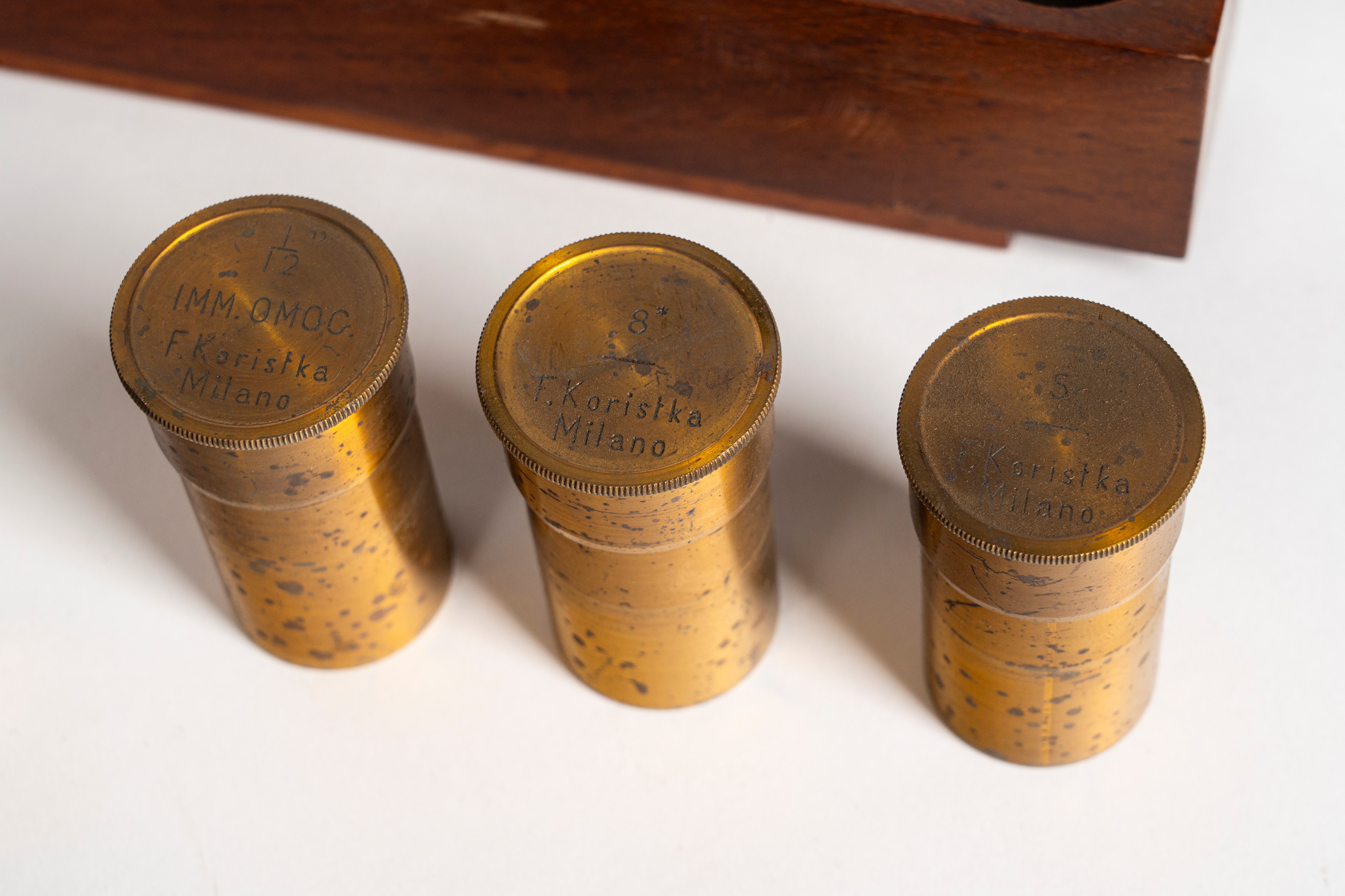 Microscopio in cassetta. F. Koristka, Milano. XX secolo