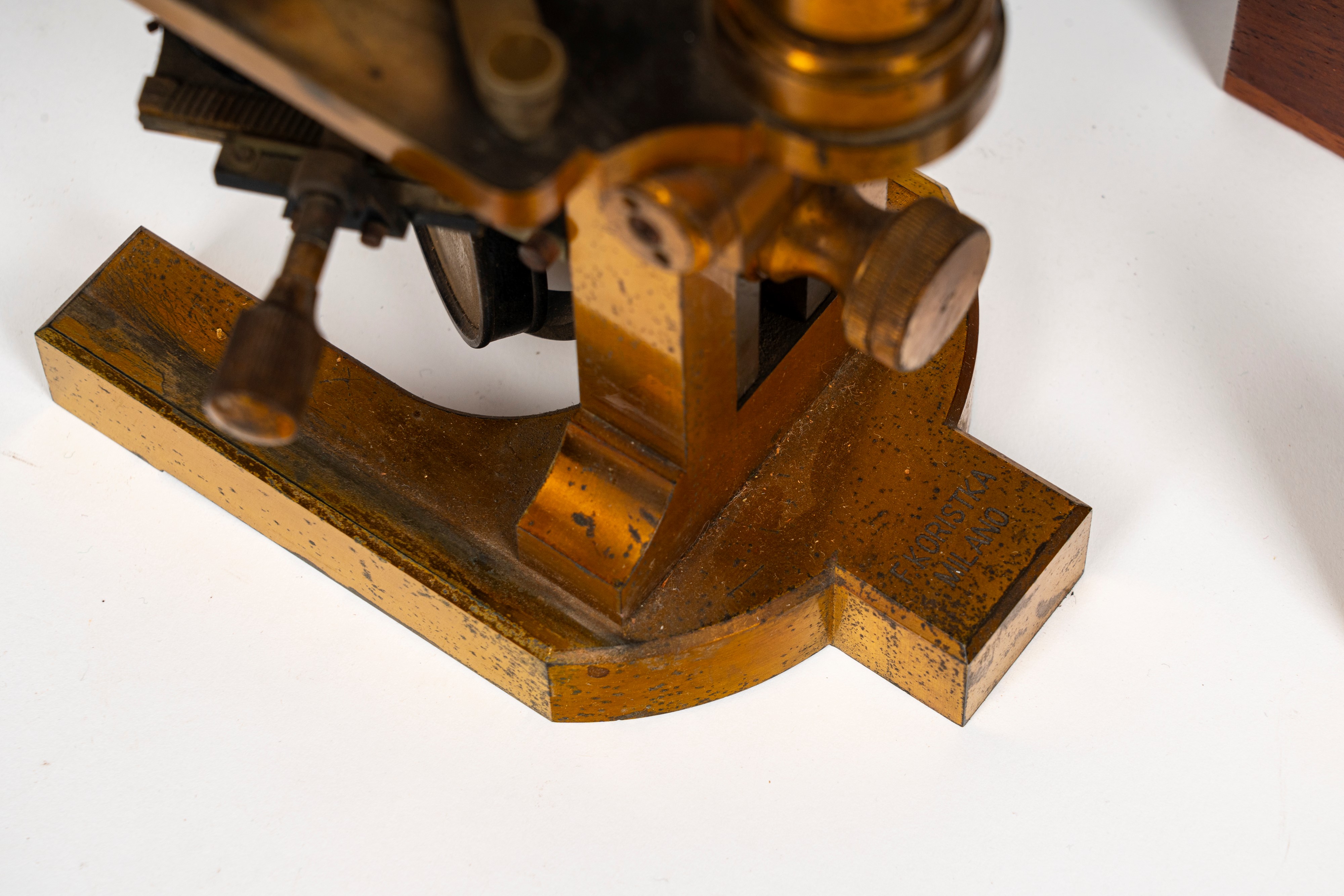 Microscopio in cassetta. F. Koristka, Milano. XX secolo