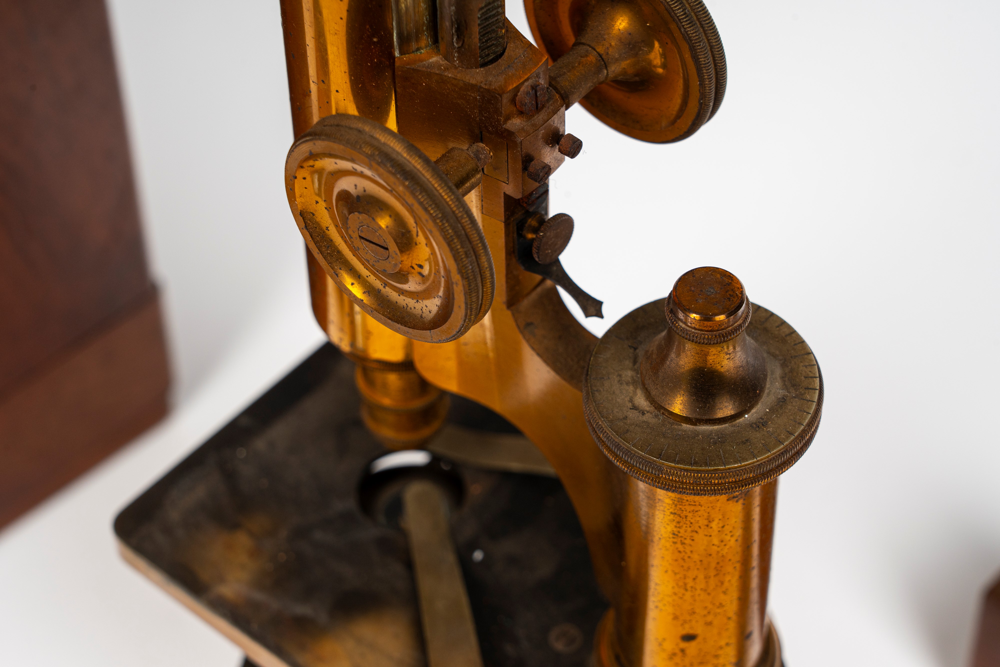 Microscopio in cassetta. F. Koristka, Milano. XX secolo