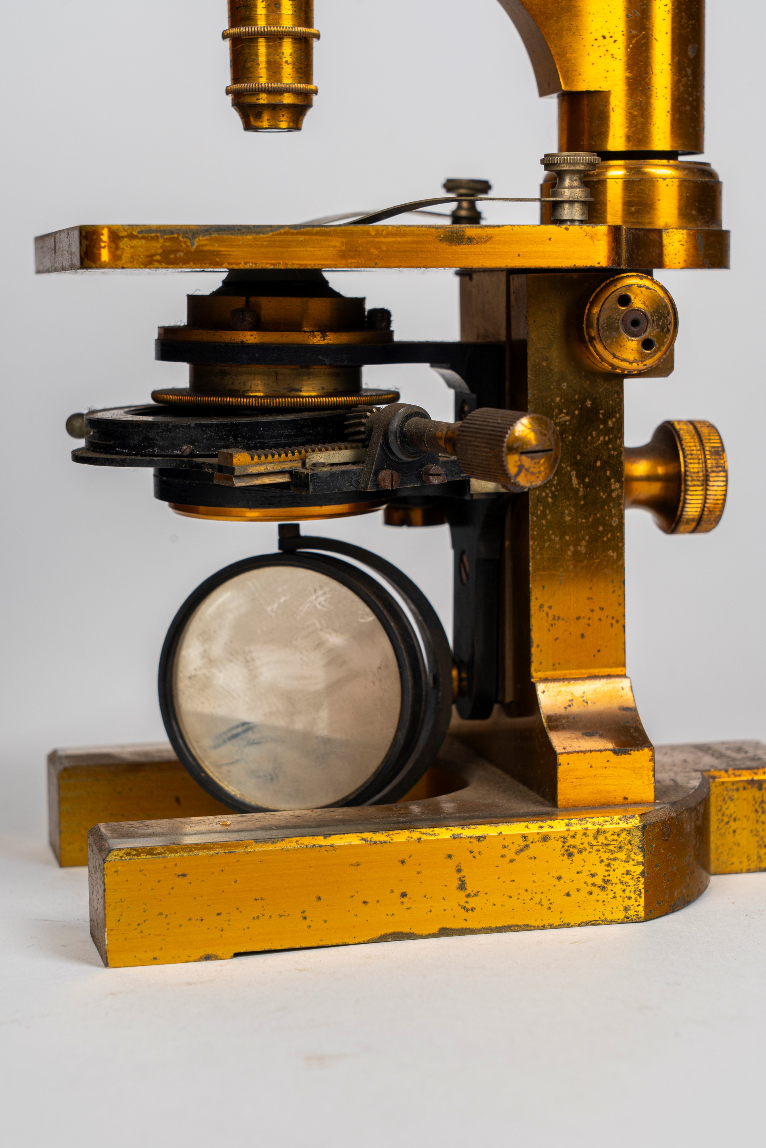 Microscopio in cassetta. F. Koristka, Milano. XX secolo