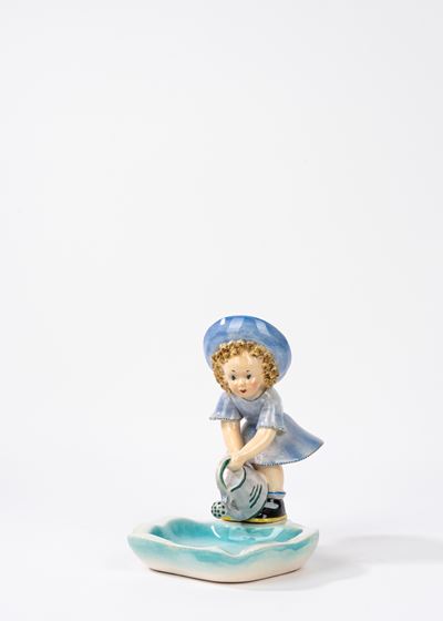 Marcello Comacchio, Scultura in ceramica raffigurante bimba con innaffiatoio