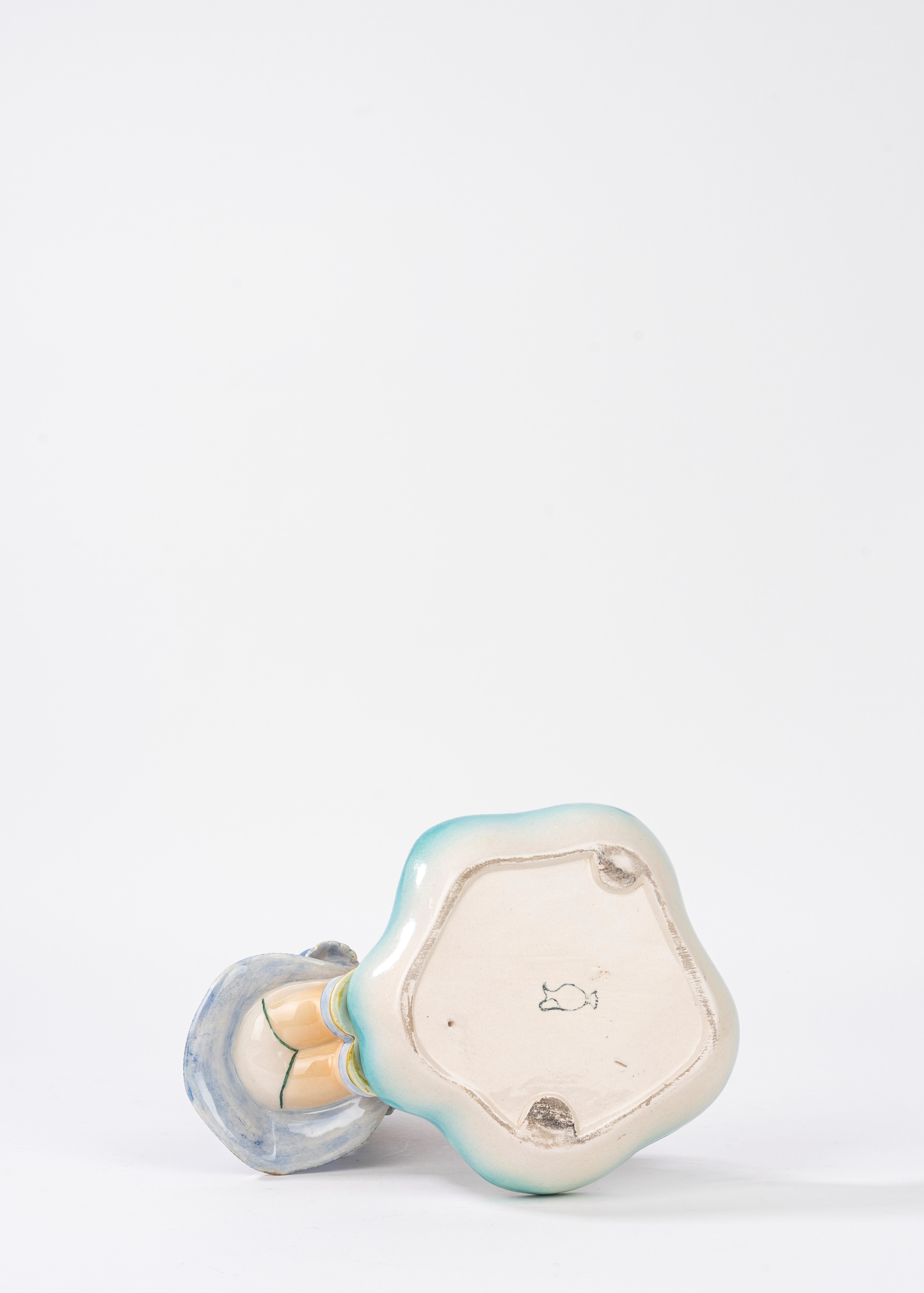 Marcello Comacchio, Scultura in ceramica raffigurante bimba con innaffiatoio