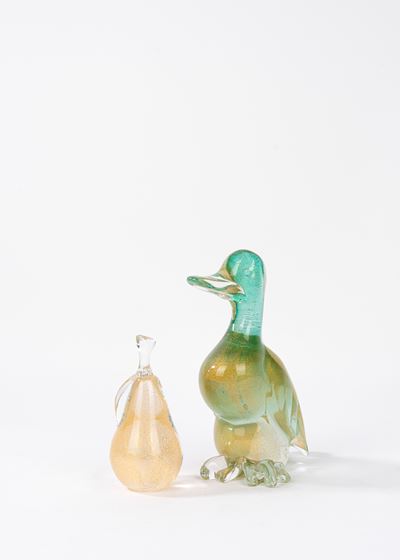Due sculture in vetro di Murano raffiguranti una papera e una pera