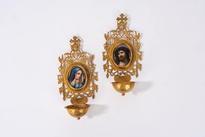 Coppia di acquasantiere in metallo dorato con miniature in porcellana raffiguranti la Madonna del...