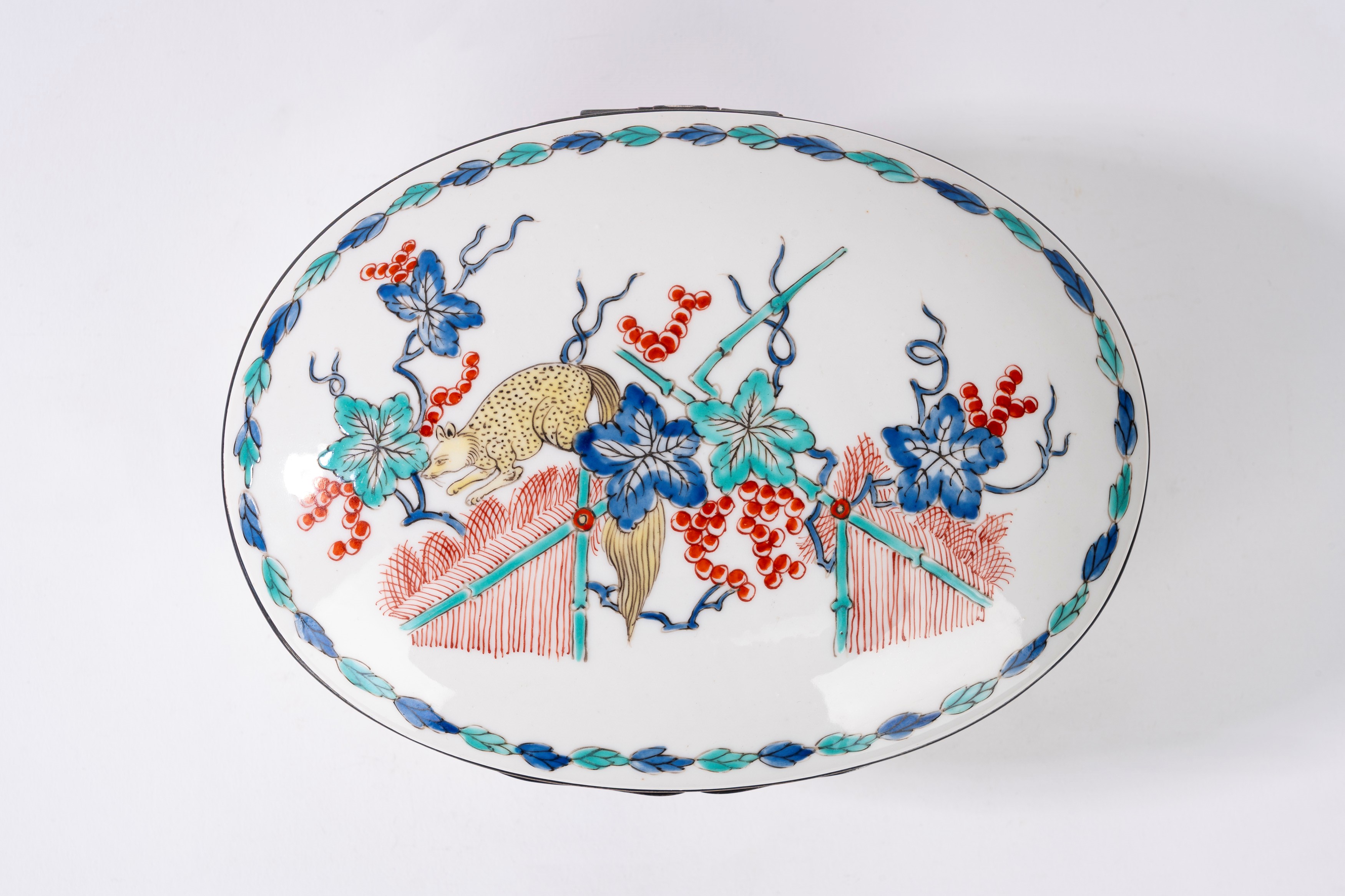 Scatola in porcellana bianca decorata in policromia a chinoiserie, con bordo in argento