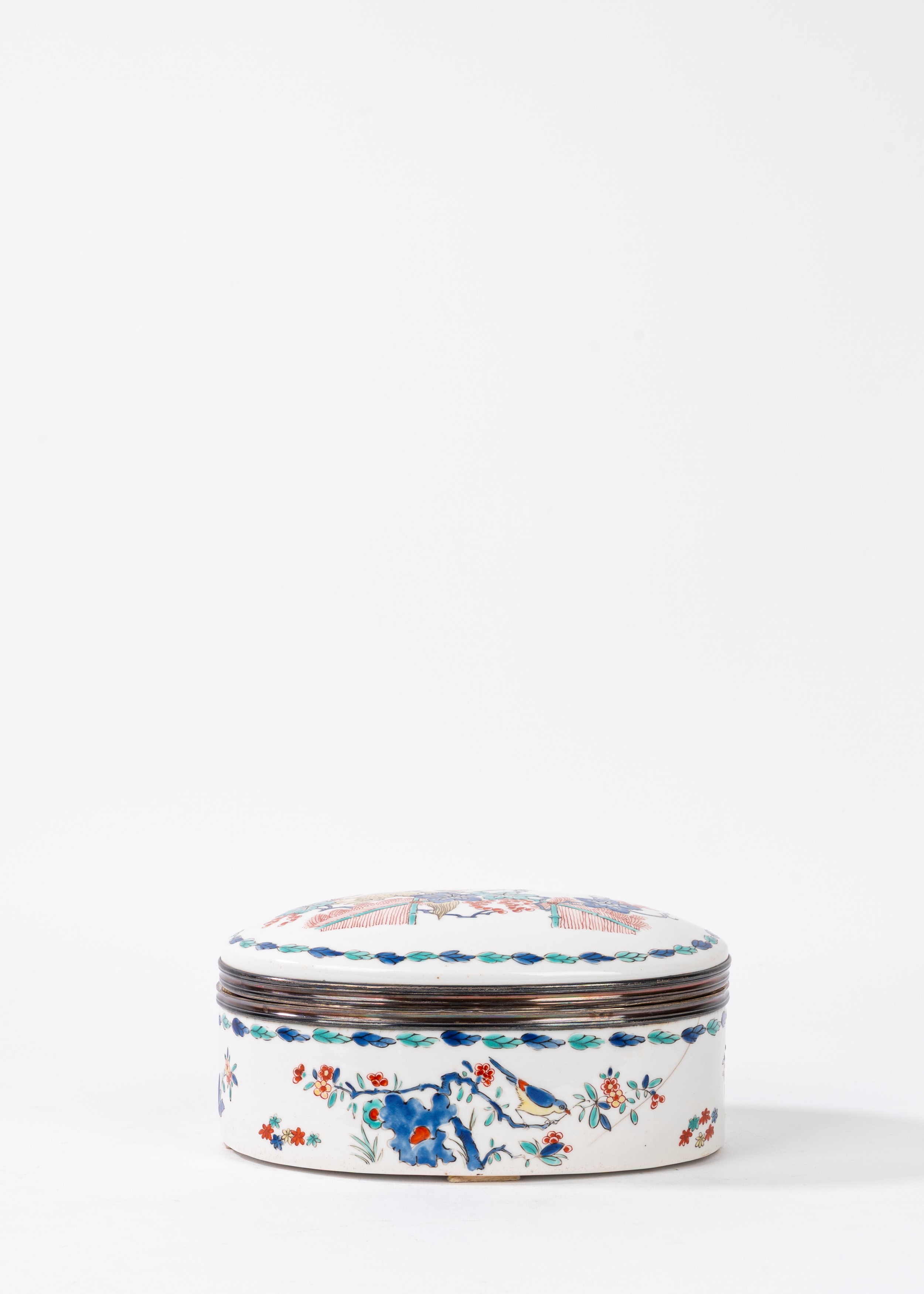 Scatola in porcellana bianca decorata in policromia a chinoiserie, con bordo in argento